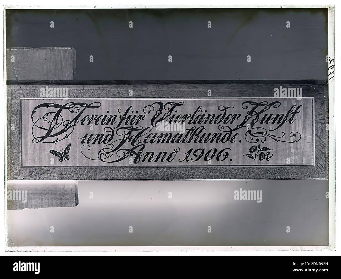 Wilhelm Weimar, lavagna Verein für Vierländer Kunst und Heimatkunde anno 1906, vetro negativo, bianco e nero negativo, totale: Altezza: 23,8 cm; larghezza: 17,8 cm, numero: Destra: Inchiostro nero: 1792, opera di arti applicate (legno, z. B. pannellatura), lettere, alfabeto, scrittura, ornamenti floreali, animali come ornamento, farfalla, artigianato, arte e artigianato, disegno industriale Foto Stock