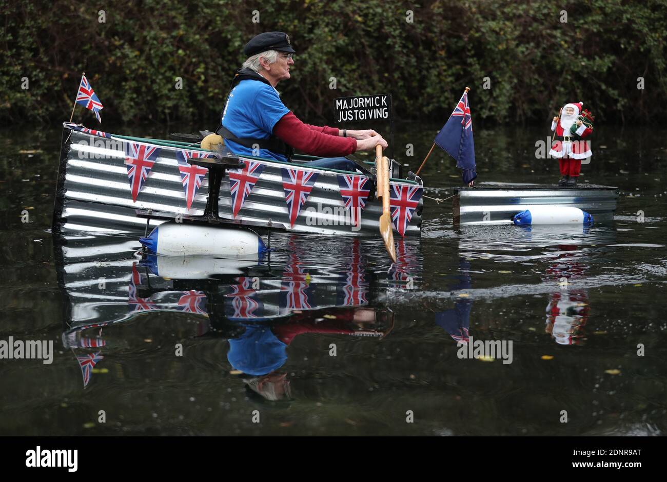 Michael Stanley, known as 'Major Mick', makes his way along the Chichester canal as he completes his 70 mile rowing challenge in his home-made boat Tintanic, in aid of St Wilfrid's Hospice in Bosham. Foto Stock