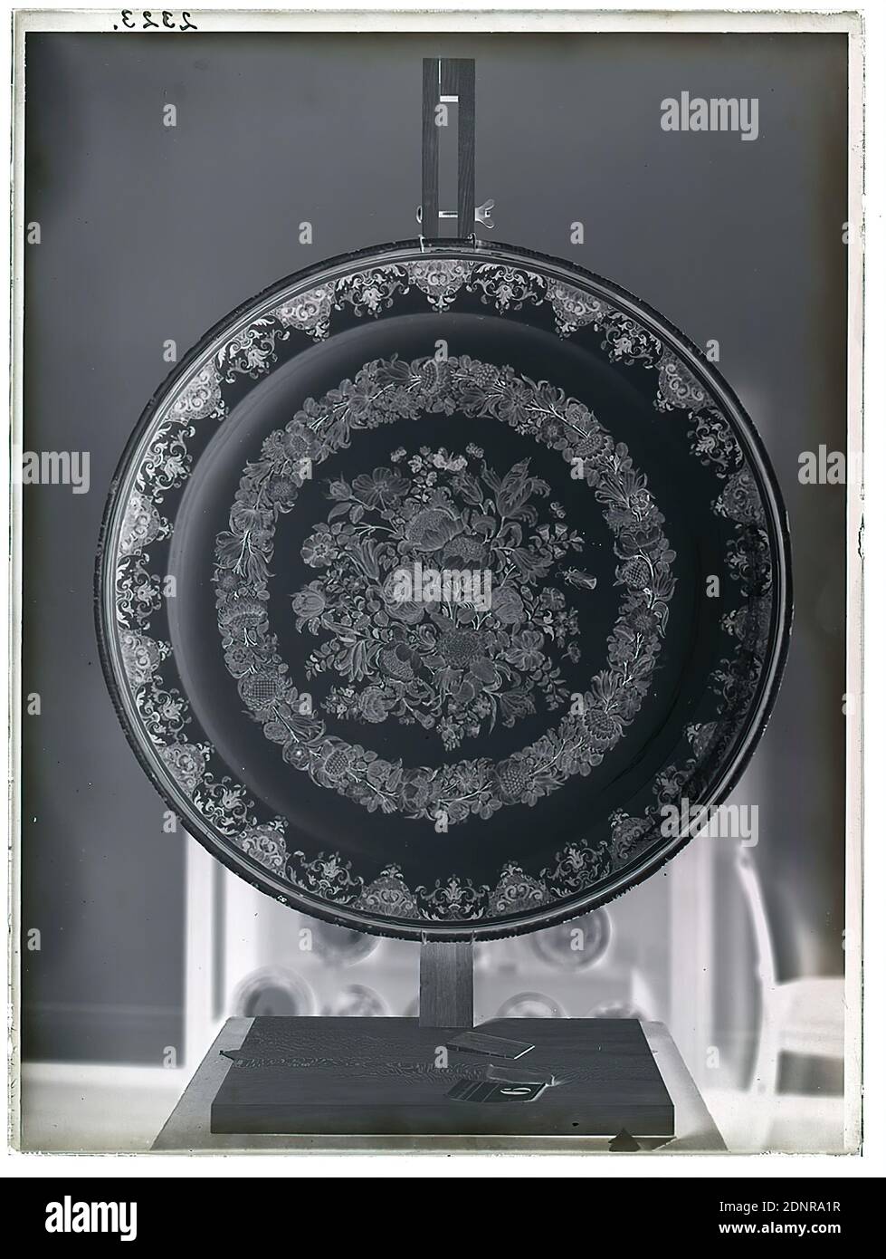 Wilhelm Weimar, parete decorativa floreale, vetro negativo, nero e bianco negativo, totale: Altezza: 23,8 cm; larghezza: 17,8 cm, numerato: In alto a sinistra: In inchiostro nero: 2323. Opera d'arte applicata (ceramica Foto Stock