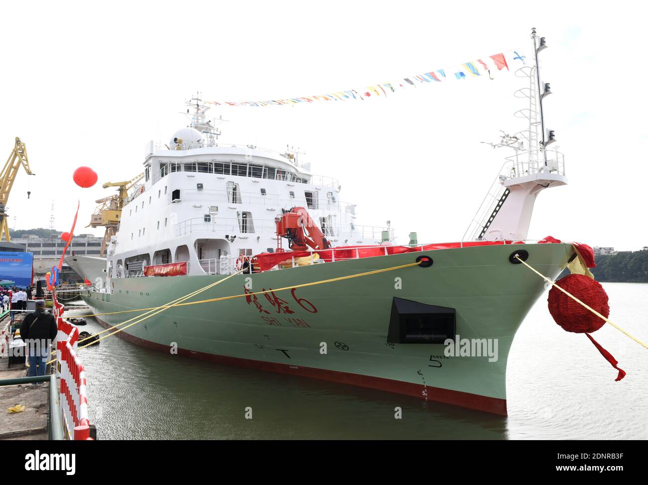 La nave di ricerca 'Shiyan 6' è aggiunta alla flotta cinese di navi di ricerca marina a Guangzhou, capitale della provincia del Guangdong del sud della Cina, il 18 dicembre 2020. Venerdì è stata aggiunta una nave di ricerca geofisica oceanica alla flotta cinese di navi di ricerca marina. È la prima nave di ricerca scientifica del paese che si concentra sull'esplorazione geofisica. La China state Shipbuilding Co., Ltd. Ha consegnato la nave di ricerca, Shiyan 6, il venerdì a Guangzhou. Costruito ad un costo di 500 milioni di yuan (76.5 milioni di dollari USA), la nave è di 90.6 metri Foto Stock