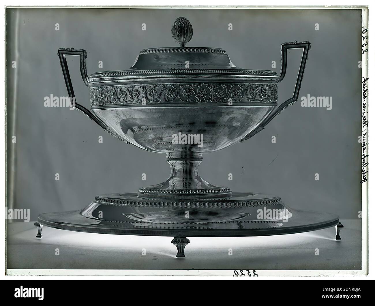 Wilhelm Weimar, tureen con stand (Johann Huess, c.. 1800), negativo vetro, negativo bianco e nero, totale: altezza: 23.8 cm; larghezza: 17.8 cm, numerato: u.: in inchiostro nero: 2520th, inscritto: re.: in inchiostro nero: buona fotografia, tureen stored, numerato: re. in inchiostro nero: 2520th, opera d'arte applicata (metalli preziosi Foto Stock