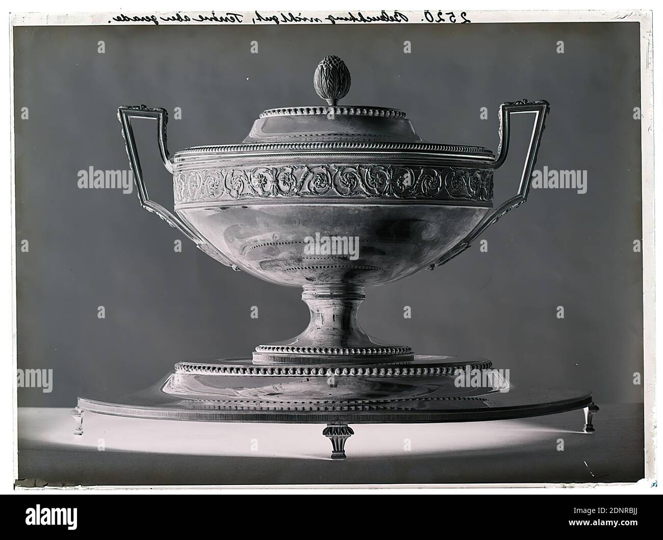 Wilhelm Weimar, tureen con stand (Johann Huess, c.. 1800), negativo vetro, negativo bianco e nero, totale: altezza: 23.8 cm; larghezza: 17.8 cm, numerato: in alto a destra: in inchiostro nero: 2520, inscritto: o. in inchiostro nero: illuminazione non buona, tureen ma diritta, opera d'arte applicata (metalli Foto Stock