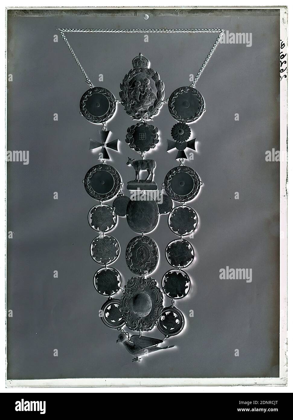 Wilhelm Weimar, catena sparatutto per curslacker, negativo vetro, nero e bianco processo negativo, totale: Altezza: 23,8 cm; larghezza: 17,8 cm, numerato: Destra: In inchiostro nero: 2626, a, opere d'arte applicata (metalli), uccelli, armi, ornamenti vegetali Foto Stock