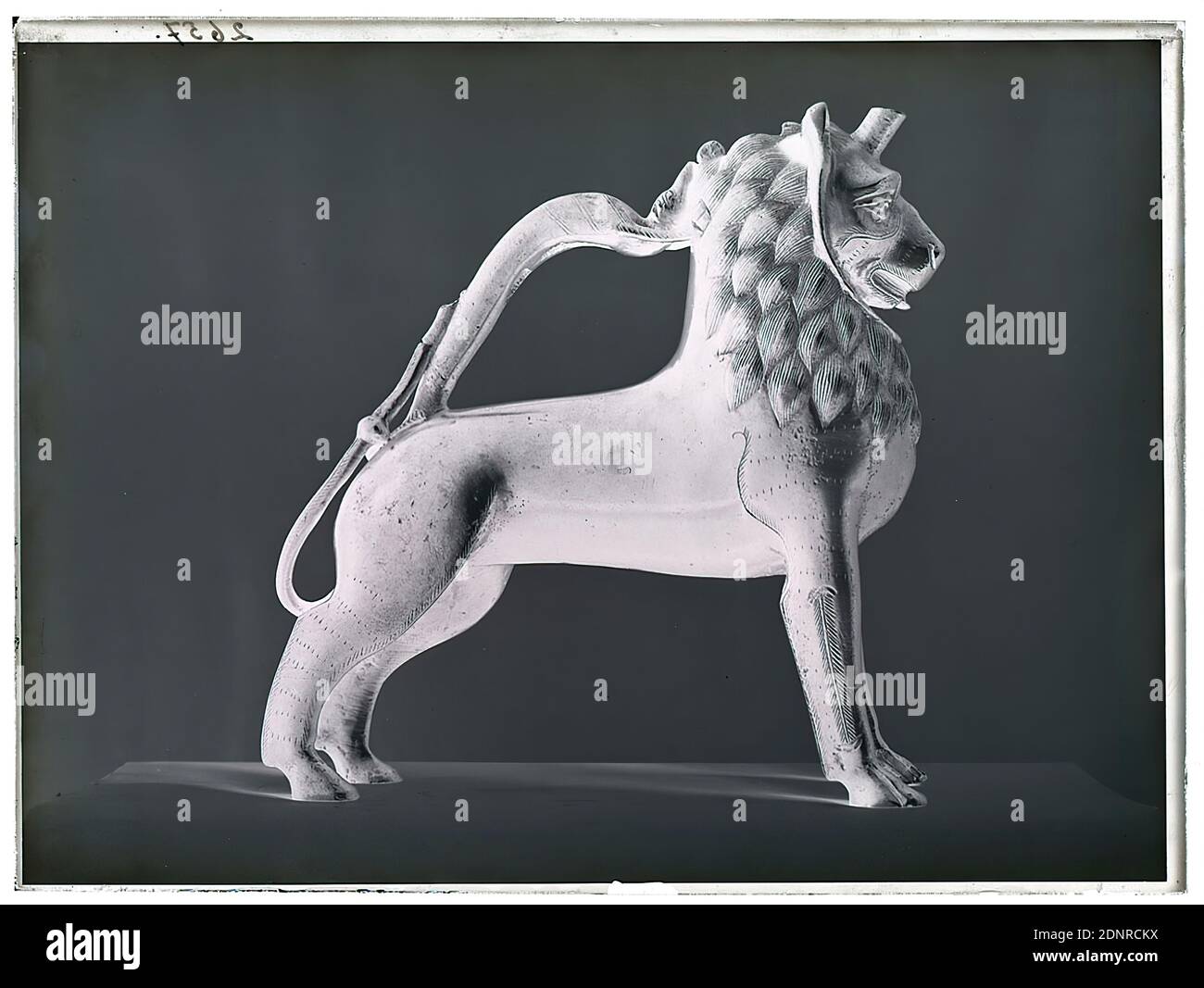 Wilhelm Weimar, Lions Aquamanile, vetro negativo, nero e bianco negativo processo, totale: Altezza: 23,8 cm; larghezza: 17,8 cm, numerato: In alto a sinistra: In nero inchiostro: 2657. Opera di arte applicata (metalli Foto Stock