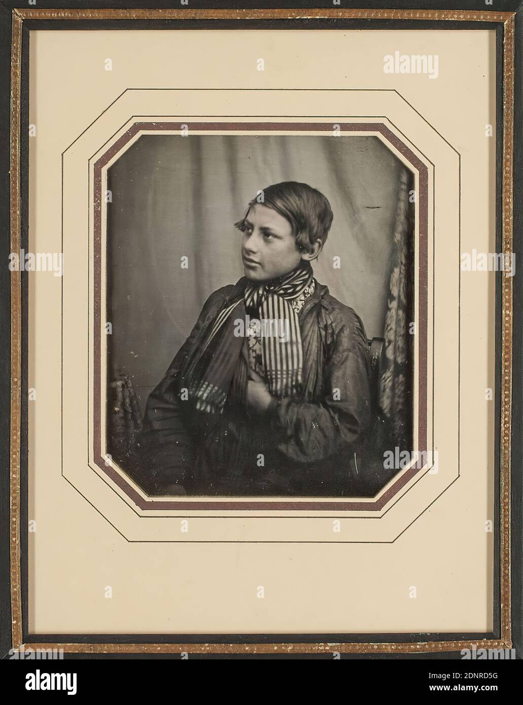 Carl Ferdinand Stelzner, ragazzo con sciarpa a righe, colorato a mano, daguerreotipo, dimensioni immagine : altezza: 7,30 cm; larghezza: 6,30 cm, numerato: verso in alto a destra: In inchiostro nero su etichetta: D.S. 16°, fotografia ritratto, ritratto a mezza lunghezza, persona storica, ragazzo, sciarpa, sciarpa, figura seduta Foto Stock