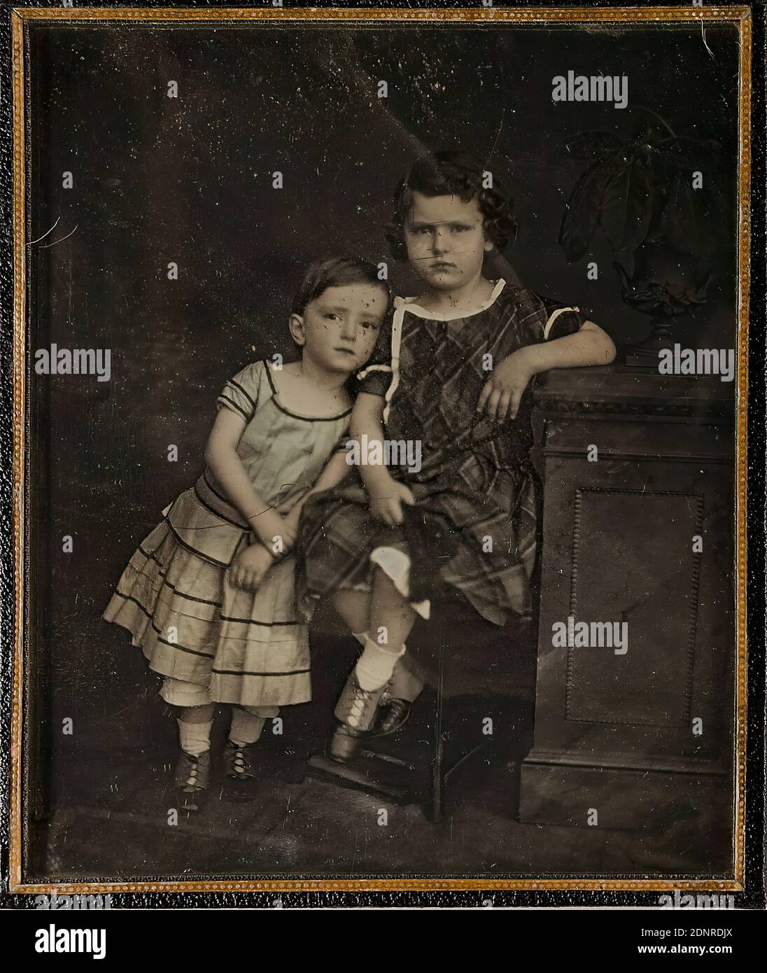 Carl Ferdinand Stelzner, Alfred (1853-1906) e Bruno Stelzner (1851-1874), colorate a mano, daguerreotipo, dimensioni immagine: Altezza: 15,10 cm; larghezza: 12,60 cm, verso: In inchiostro blu sull'etichetta: Bruno u. Alfred Stelzner, figli dei daguerreotipisti, etichetta in alto a destra con etichetta: D.S. 18, ritratto, doppio ritratto, fratelli, persona storica, ragazzo, Alfred Stelzner Foto Stock