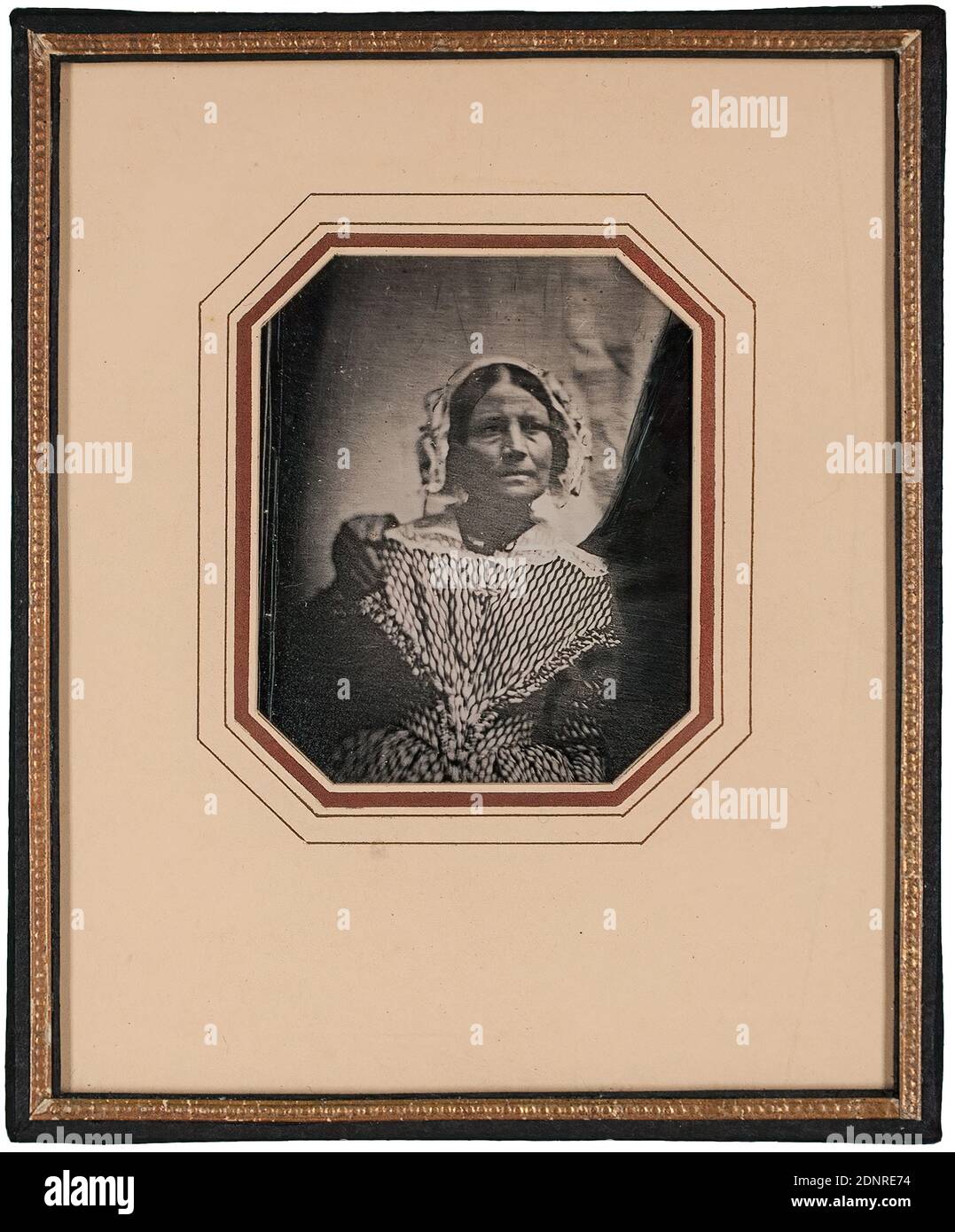Ritratto di una donna, daguerreotipo, dimensione immagine : altezza: 5.4 cm; larghezza: 4.4 cm, segno d'argento: Recto sul piatto: In alto a destra: DOUBLÉ e simbolo Agnus dei, in basso a sinistra Rosette, segno di alloro: Recto o. li. Sul piatto: 40, numerato: verso o.: In inchiostro nero sull'etichetta: D.S. 208, fotografia ritratto, donna, bretella di fissaggio, busto, tre quarti di visione, ritratto Foto Stock