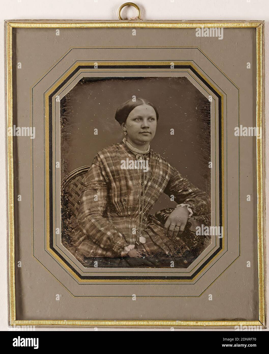 Richard Scholz, ritratto di una donna, daguerreotipo, dimensioni immagine : altezza: 7,80 cm; larghezza: 6,30 cm, inscritto: Sulla parete posteriore: o. in piombo: d. 3.12.12, acquistato a Dresda, W. W.; sotto inchiostro blu: Febr. 1854, fotografo: Richard Scholz, Dresda, numerato: verso in alto a sinistra: In inchiostro nero sull'etichetta: D.S. 270, ritratto, ritratto a mezza lunghezza, donna, figura seduta Foto Stock