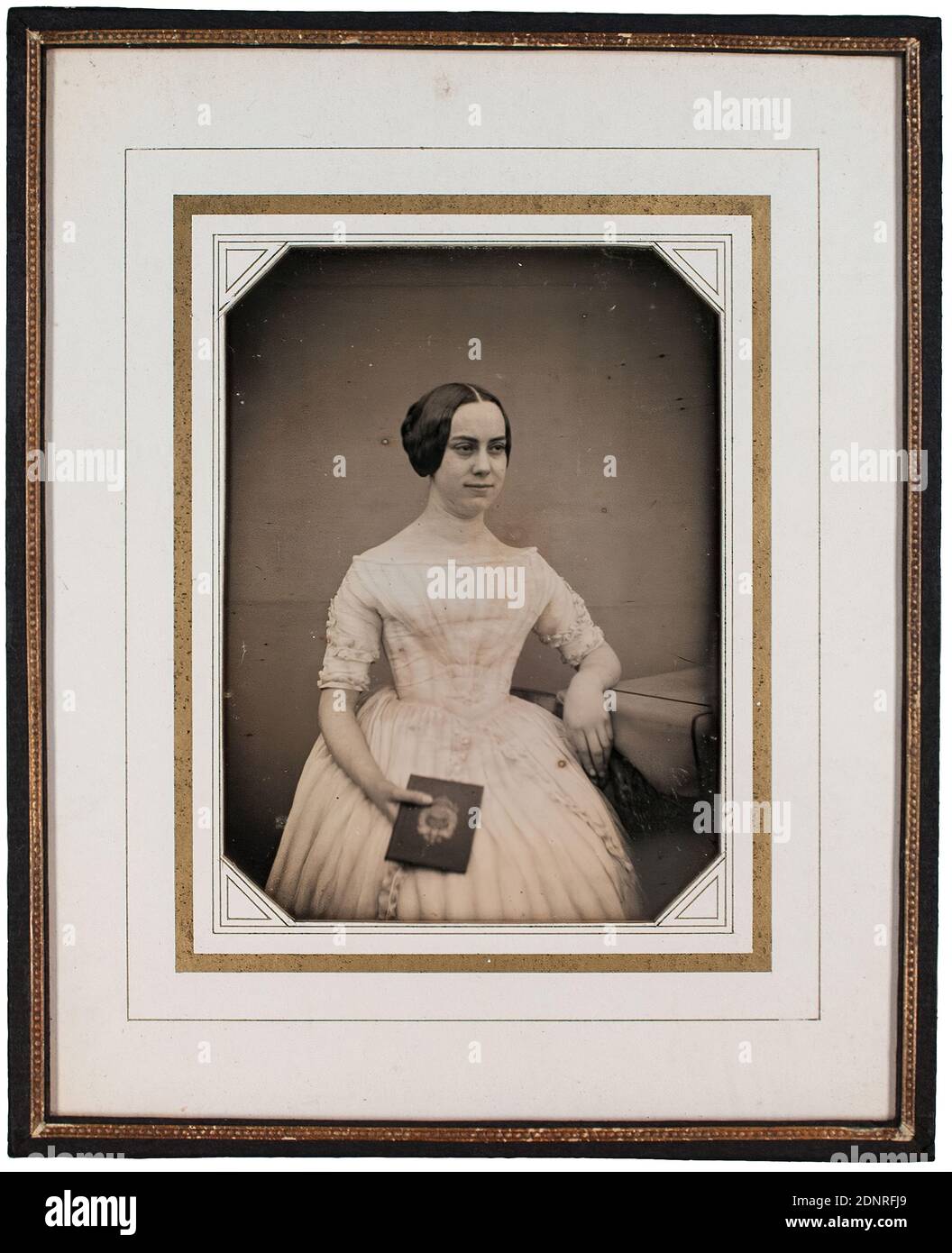 Giovane donna in abito bianco, daguerreotype, dimensione immagine : altezza: 10 cm; larghezza: 7,3 cm, segno d'argento: Recto o. r. sul piatto: Hermesstab, segno distintivo di finezza: Recto o. li. Sul piatto: 30, numerato: verso o.: In inchiostro nero sull'etichetta: D.S. 195, fotografia ritratto, giovane donna, ragazza, ritratto di mezza lunghezza Foto Stock