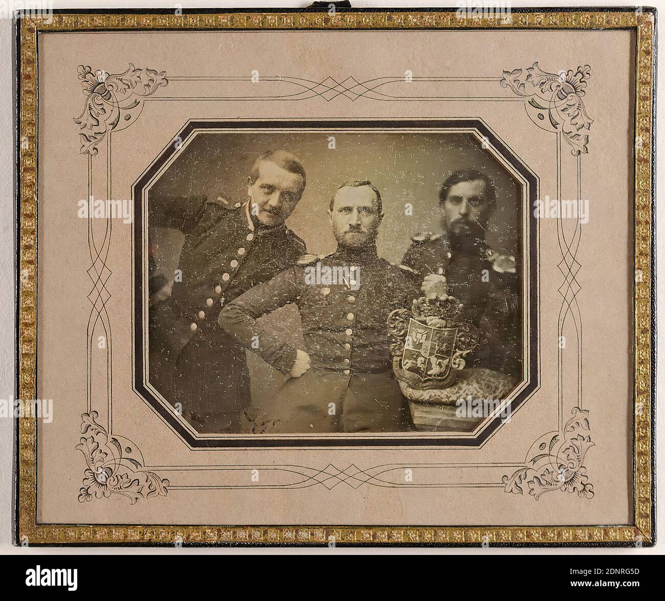 Gregor Renard, tre ufficiali di Holstein con lo stemma di Schleswig-Holstein. Kiel, 1848, daguerreotype, dimensione immagine: Altezza: 6.90 cm; larghezza: 8.60 cm, con inchiostro sull'etichetta: Fotografo, titolo, ricordo di un degno cloverleaf! dal 1848! Per il Dr. Wachs di Mathilde Arnemann, ritratto, ritratto di gruppo, uomo, ufficiale (esercito), figura seduta, figura in piedi, stemma (simbolo dello stato), uniformi (militare Foto Stock