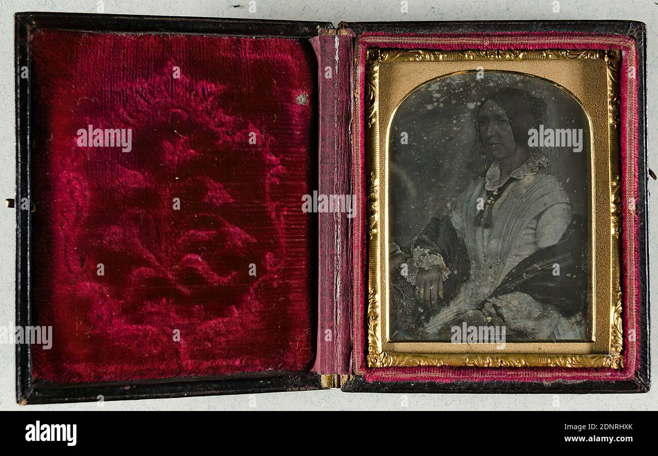 Donna con stola, Staatliche Landesbildstelle Amburgo, collezione sulla storia della fotografia, daguerreotipo, dimensioni immagine: Altezza: 5.40 cm; larghezza: 4.00 cm, senza firma, fotografia ritratto, donna, ritratto a mezza lunghezza, figura seduta, accessori, accessori di abbigliamento Foto Stock