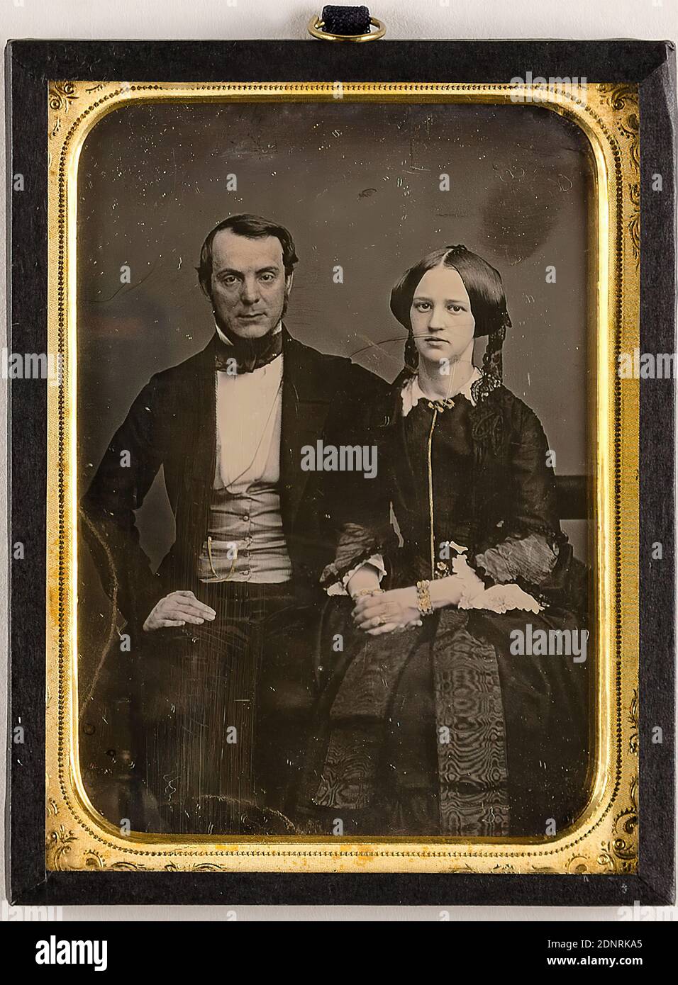 padre con sua figlia, daguerreotipo, colorato a mano, dimensioni immagine: Altezza: 9,10 cm; larghezza: 6,50 cm, timbro della Staatliche Landesbildstelle Amburgo, fotografia ritratto, donna, uomo, padre, figlia, figura seduta, doppio ritratto Foto Stock