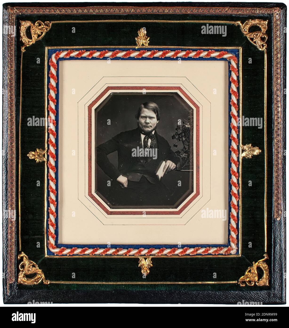 Ritratto di un uomo, daguerreotipo, colorato a mano, dimensioni immagine : altezza: 7,1 cm; larghezza: 6,2 cm, numerato: verso o.: In inchiostro nero su etichetta: D.S. 427, fotografia ritratto, uomo, figura seduta, ritratto a mezza lunghezza Foto Stock