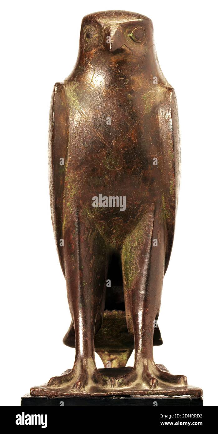 Horus falco, bronzo, calco, cacciato, bronzo, totale: Altezza: 22 cm; larghezza: 9.5 cm; profondità: 21.8 cm, piccole sculture/arte in scala ridotta, sculture, opere pittoriche tridimensionali, sculture, uccelli, antichità, l'Horus a testa falconata è il figlio della dea del cielo Iside e del fratello Osiride. Egli è considerato il sovrano divino del cerchio della terra, incarnato dal faraone. Questa figura di altissima qualità è stata annegata in un piedistallo di altro materiale per mezzo di due coni posti sotto la pedana e la coda. I contorni del piumaggio e un amuleto sul petto sono scolpiti Foto Stock