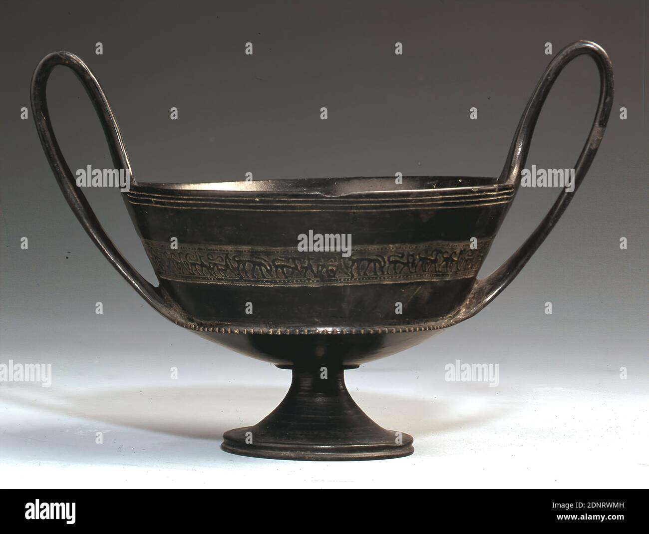 Kantharos (fregio animale), ex Johannes W. F. Collection Reimers (Amburgo), argilla, tornita rapidamente, stampata, verniciata (ceramica), cotta (ceramica), argilla, totale: Altezza: 16.7 cm; diametro: 14 cm, ceramica, animali, animali come ornamento, antichità, la tazza da bere è coperta su entrambi i lati del manico a fascia rialzata, che è caratteristico di un kantaro, da un fregio animale piatto realizzato con l'ausilio di un francobollo a rotolamento. Raffigurata una sequenza di un griffin con ali di schiena e ventre, un quadruplicato con una testa a forma di jackal, un cavallo con un tendrile o una gamba umana (?) dalla sua bocca e un buck striato. Foto Stock