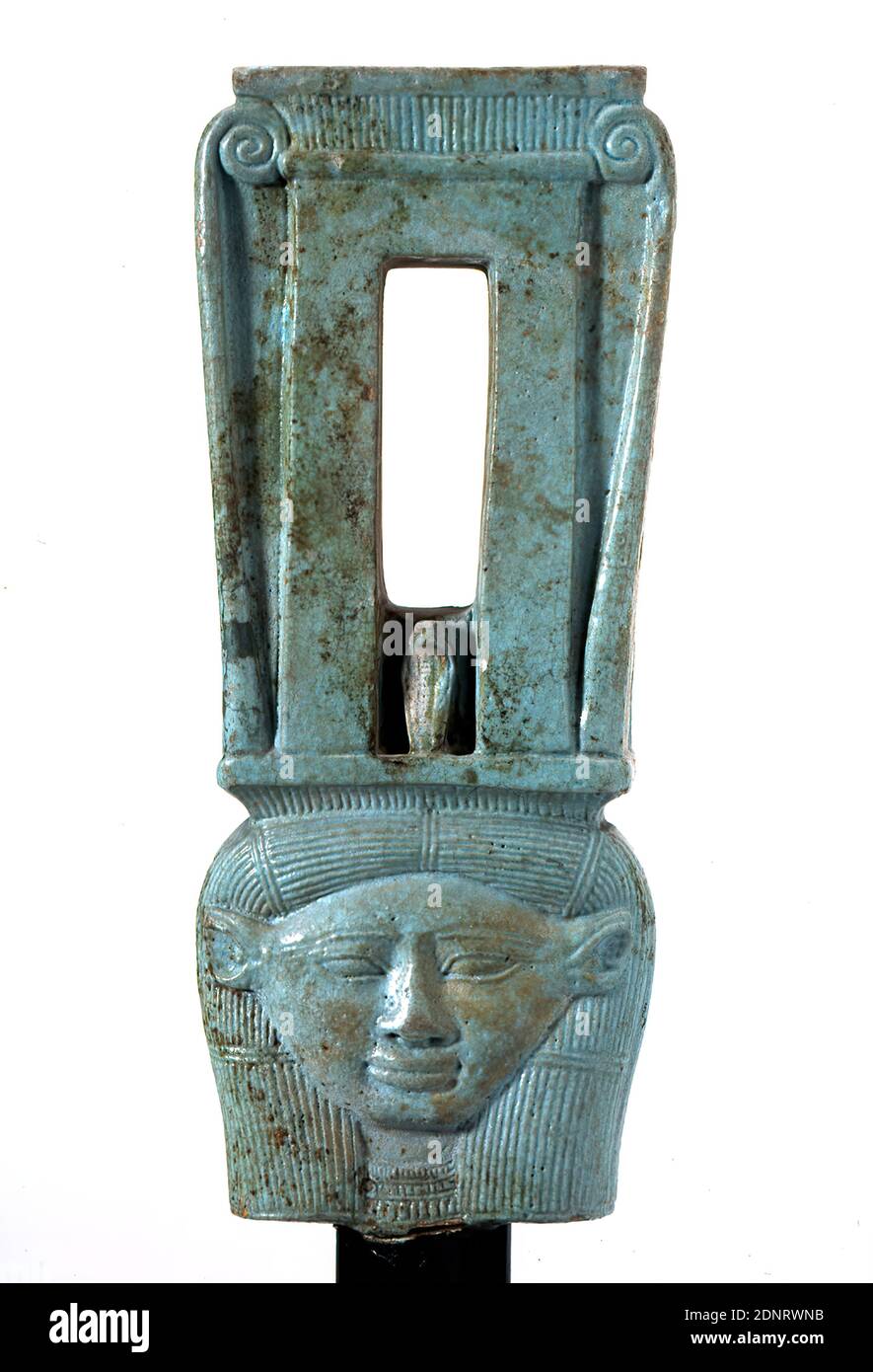 Sistrum in forma Naos con raffigurazione della dea Hathor, Faience, modellato a mano, pressato nella forma, Faience, ceramica al quarzo, totale: Altezza: 17 cm; larghezza: 7 cm; profondità: 2. Foto Stock