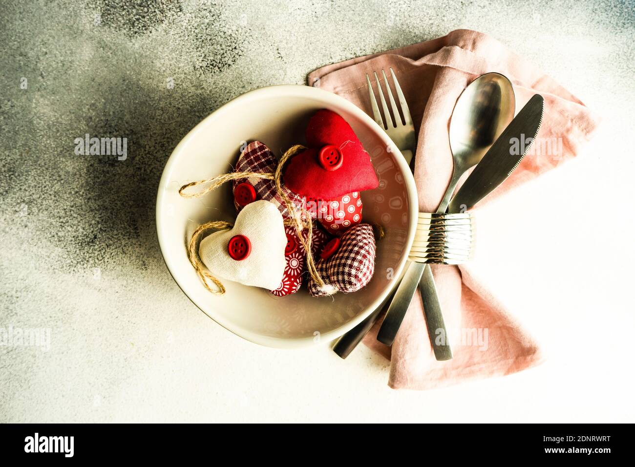 Posate e posto con decorazioni a forma di cuore per San Valentino giorno Foto Stock