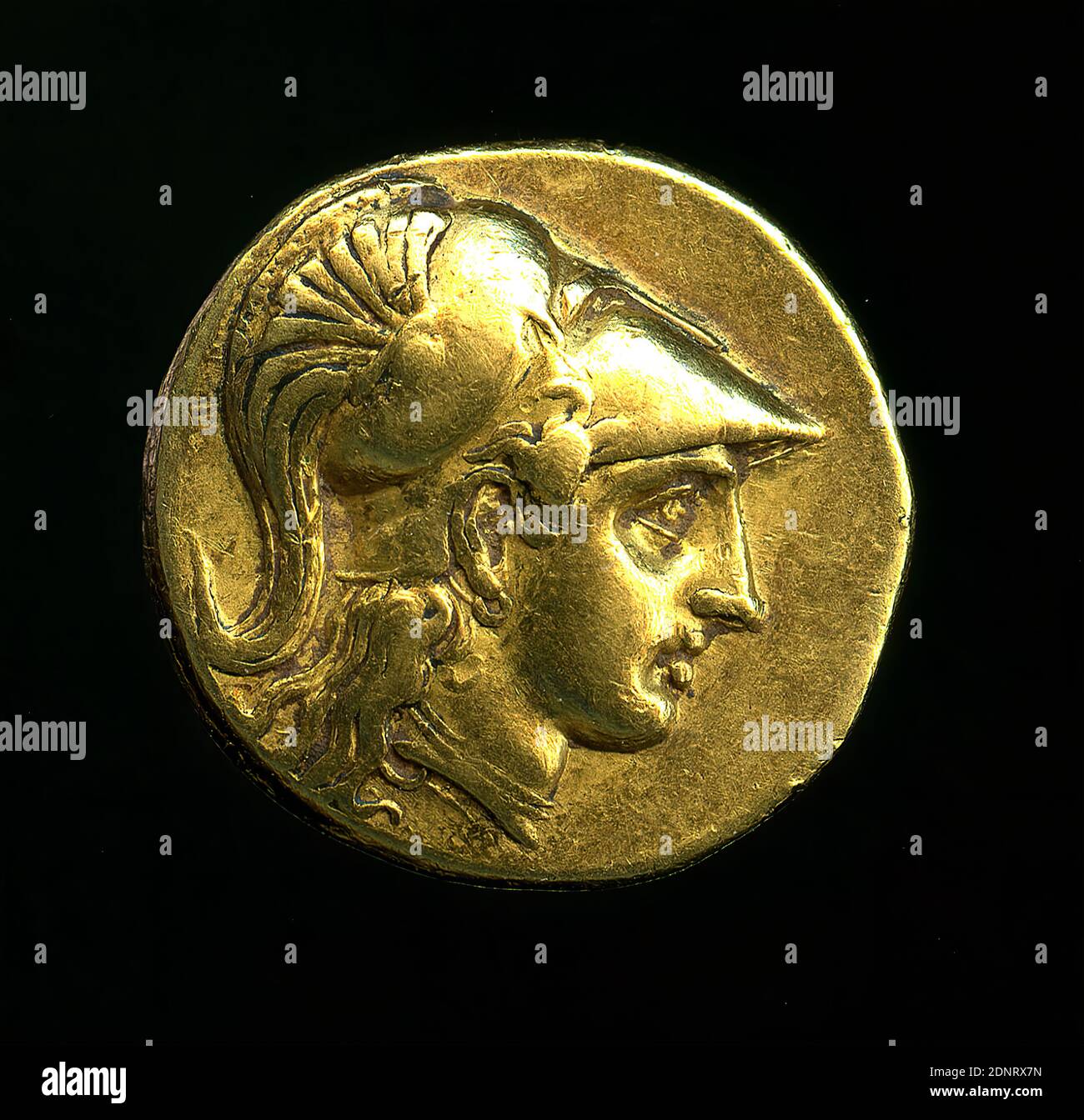 Stater Alexander il Grande (Av: Athena, Rv: Nike), oro, colato, goffrato, oro, goffrato, totale: Diametro: 1.89 cm; peso: 8.52 g, inscritto: Revers: ΑΛΕΧΑΝΔΡΟΥ, monete, numismatica, storia di Minerva (Pallas, Athena), Late Classical (antichità greca), antichità greca, Obverse: Testa della dea Athena con il casco corinziano spinto indietro a sinistra Reverse: La dea della vittoria Nike in piedi in abito lungo e con ali allungate, tenendo una corona nella sua mano destra sporgente. Con la sua sinistra abbraccia uno stiletto. Foto Stock