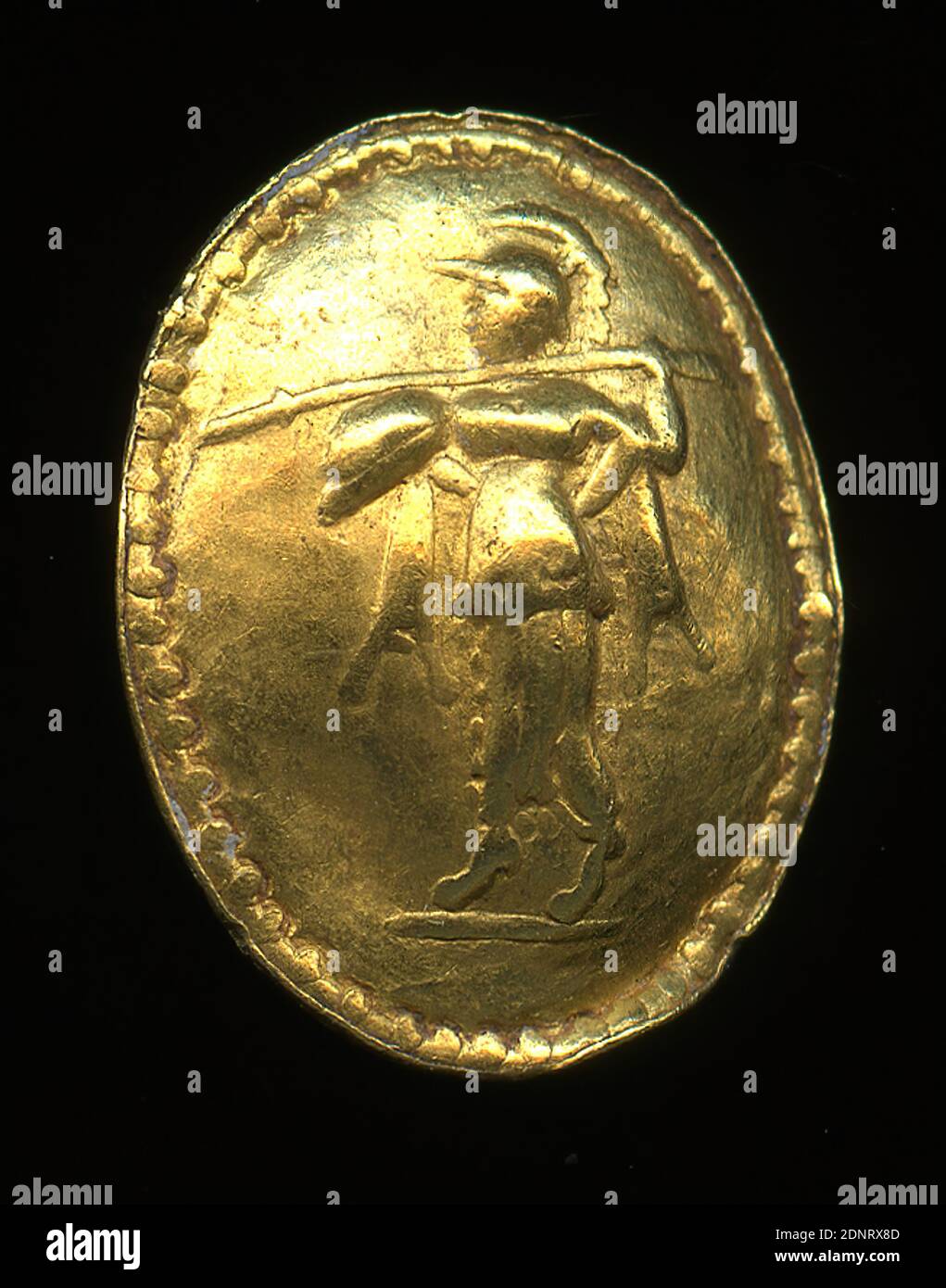 Tesoro ritrovato da Palaiokastron - appliqué (Athena Itonia), oro, placcato, oro, totale: Altezza: 1.4 cm; larghezza: 1.1 cm; peso: 0.47 g, decorazione accappatoio, decorazione del corpo, storia di Minerva (Pallas, Athena), primi ellenistica, Alto ellenistica, antichità greca, questa applicazione è la controparte di Inv. 1925.179.a. Anche qui, la dea Athena può essere vista come Promaco (campione) in una posizione urlante a sinistra. Con la sua mano destra tiene in mano lo scudo rotondo, con la sua sinistra ha sollevato la lancia. Il bordo è circondato da un cerchio di perle. Foto Stock