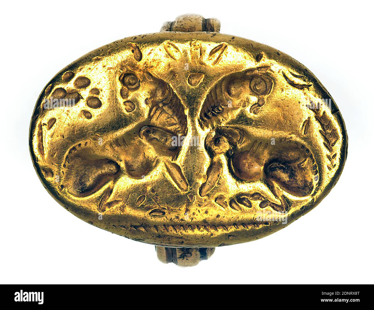 anello signet (tori antitetici), oro, inzinato, martellato, oro, totale: altezza: 2.3 cm; larghezza: 1.5 cm; diametro: 1.6 cm (anello); peso: 7.46 g, Gioielli corpo, oggetti da tomba, regola/amministrazione, bull, Età del Bronzo Egeo, Età del Bronzo Egeo tardo, SH III A1, la piastra ovale dell'anello di segnalazione mostra due tori antitetici (o araldici) accovacciati. I corpi sono orientati verso il centro, le teste sono rivolte verso l'esterno. C'è un ramo a destra e un albero a sinistra. Sopra i tori si possono vedere tre foglie di un fiore o di una palpetta. Foto Stock