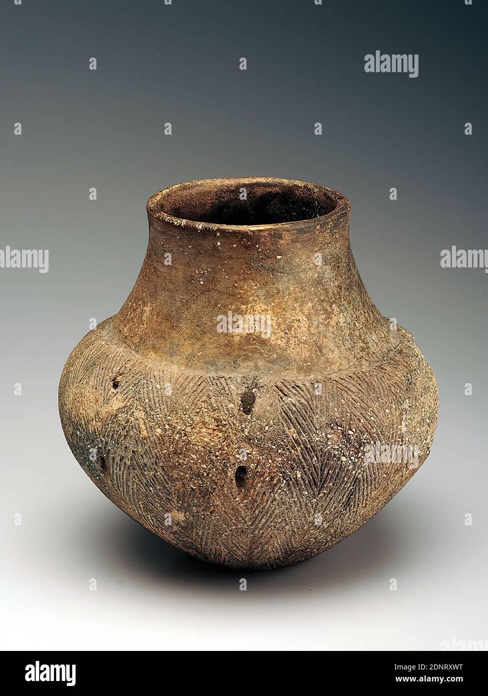 Vaso con collo conico (Docheion), argilla, modellato a mano, decorazione incisa, argillosa, totale: Altezza: 15.2 cm; diametro: 15 cm; diametro della bocca: 7.8 cm; diametro della base: 3.5 cm, ceramica, fossa, ornamenti, Età del Bronzo Egeo, Cicladi precoce, FK i, il corpo bulboso è posto contro il collo conico, curvato verso l'interno. Il collo è liscio e leggermente lucidato. Il corpo del vaso ha un modello stretto a spina di pesce. Nella parete ci sono due fori verticali su ogni lato, che sembrano essere cosparsi di argilla dall'interno. Foto Stock