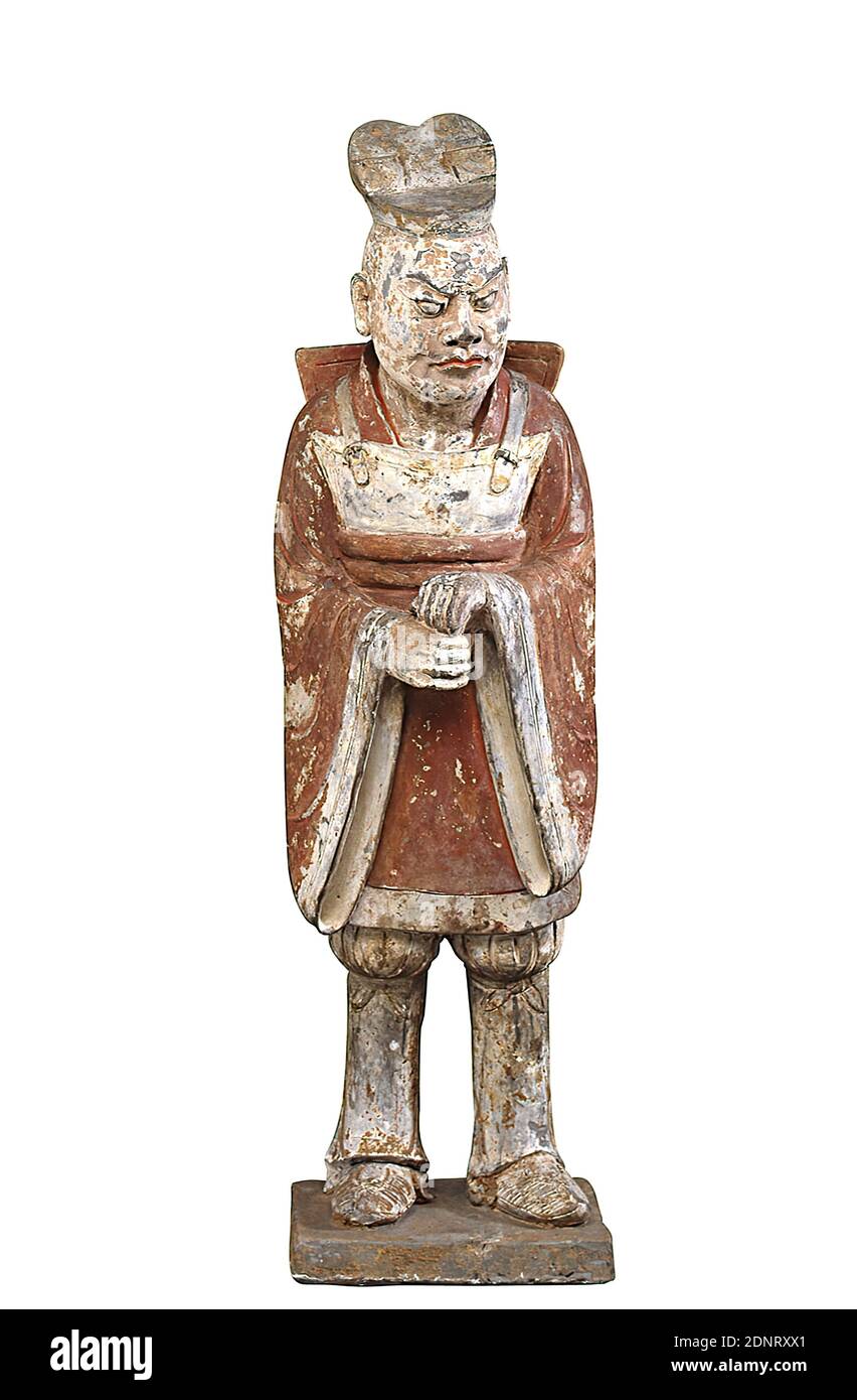 Tomba di un ufficiale militare, terracotta, dipinta (ceramica), totale: Altezza: 64,50 cm, ceramica, sculture, attrezzature per tombe, uomo, dinastia Wei del Nord, i morti sono stati sepolti in Cina con le cose e le figure che li circondavano durante la loro vita. Essi dovrebbero anche garantire loro una corrispondente continuazione della vita nel seguito. Le merci gravi ci danno quindi un buon quadro del tempo rispettivo. Figure gravi come queste di funzionari militari o civili sono state solitamente date ad alti dignitari come coppia nella tomba. Foto Stock