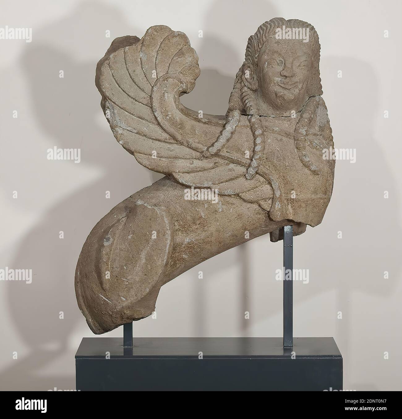 Sphinx, Tuff, scalpellato, tufo Nenfro, scalpellato, totale: Altezza: 100.00 cm; larghezza: 85.00 cm; profondità: 33.00 cm, sculture, monumento funerario, arredi funerari, Sphinx, la 'Sfinge di Amburgo' nel comune schema dei posti a sedere greci è uno dei migliori esempi di scultura etrusca arcaica conservati. Il corpo cilindrico del leone del possente ibrido è mostrato in profilo, mentre la testa a forma umana guarda l'osservatore frontalmente. Le ali sono curve verso l'alto a forma di falce, la coda è curva intorno alla coscia posteriore destra. Foto Stock