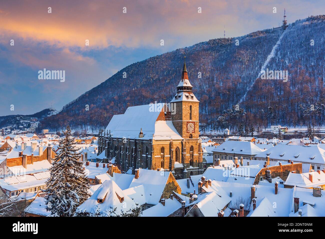 Brasov, Romania. Vista panoramica sul centro storico e sul monte Tampa in inverno. Foto Stock