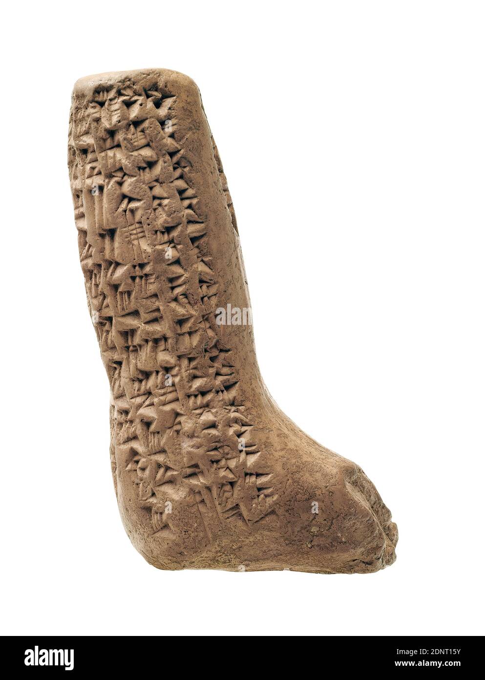 Compressa cuneiforme a forma di gamba, argilla, totale: Altezza: 7.00 cm; larghezza: 4.20 cm; profondità: 2.40 cm, Iscrizione: Coprendo l'intero oggetto, ceramica, gamba, piede, lettere, alfabeto, scrittura, gamba inferiore destra con piede e caviglia, Che è coperto tutto intorno con caratteri cuneiformi l'adozione di una fondante tirata fuori dall'acqua con il nome parlante Naru-Eriba ('il fiume mi ha sostituito') è documentata sulla gamba. Il testo dice che il servo di una signora palazzo, moglie di un uomo di nome Assur-idin, trovato un bambino abbandonato galleggiare su un fiume. Foto Stock