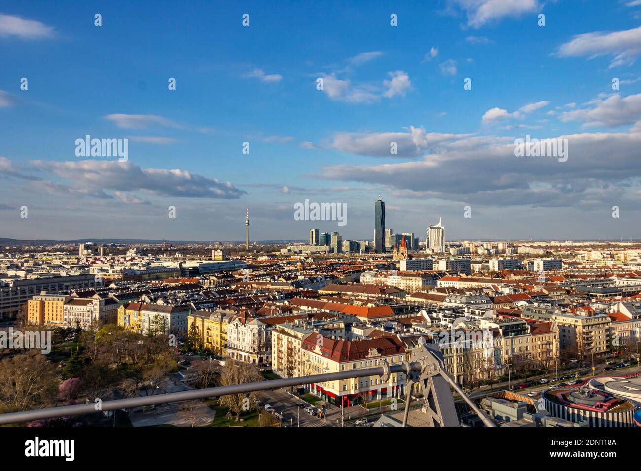 Vienna, parco PRATER Austria, 03.29.2019.Vista di Vienna o Vein. Veel dal famoso Prater Riesenrad, vecchia ruota panoramica gigante e famoso punto di riferimento della città. Foto Stock