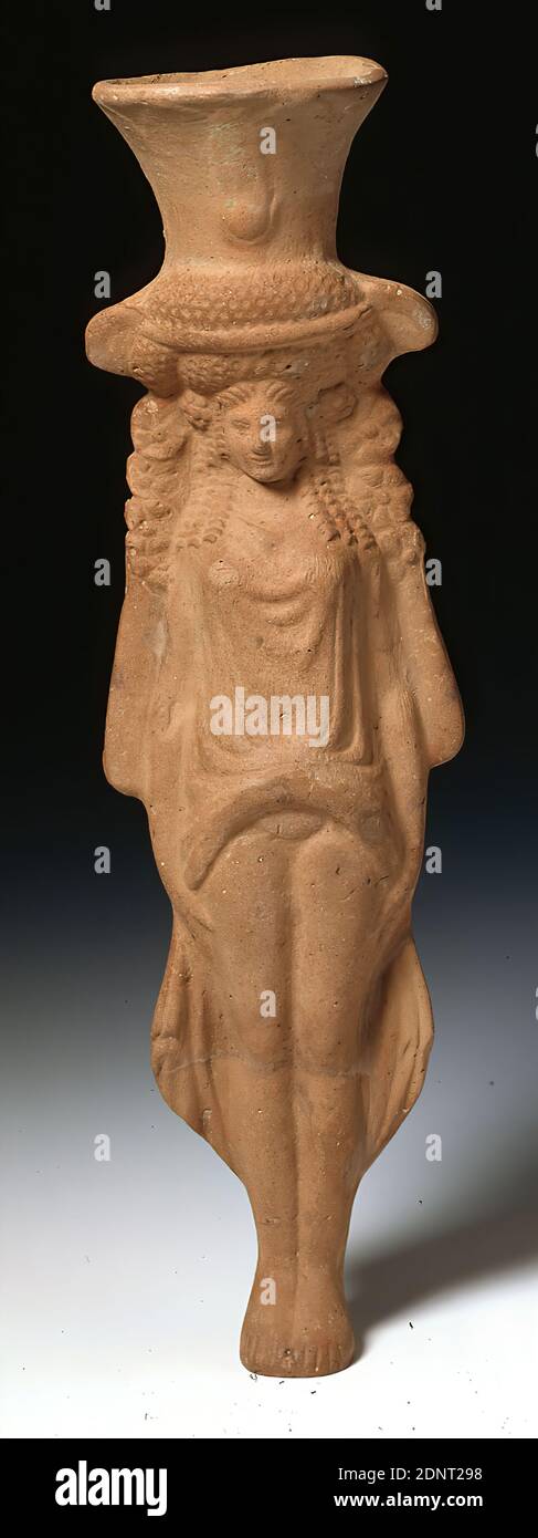 Dea (SOG. Totenbraut im typus der Anasyroméne), Clay, pressato nella forma, modellato a mano, cotto (ceramica), Clay, totale: Altezza: 30 cm; larghezza: 8.5 cm; profondità: 6.5 cm, Ceramica, Donna, figura in piedi, dea egiziana, demi-dea, eroine, ellenismo, dea, orientata strettamente frontalmente, si trova a braccia chiuse e strette lateralmente. La lunga robe la ha innalzata sopra la zona pubica dove è arricciata - l'esposizione della zona pubica o genitale è chiamata anásyrma in greco. Foto Stock