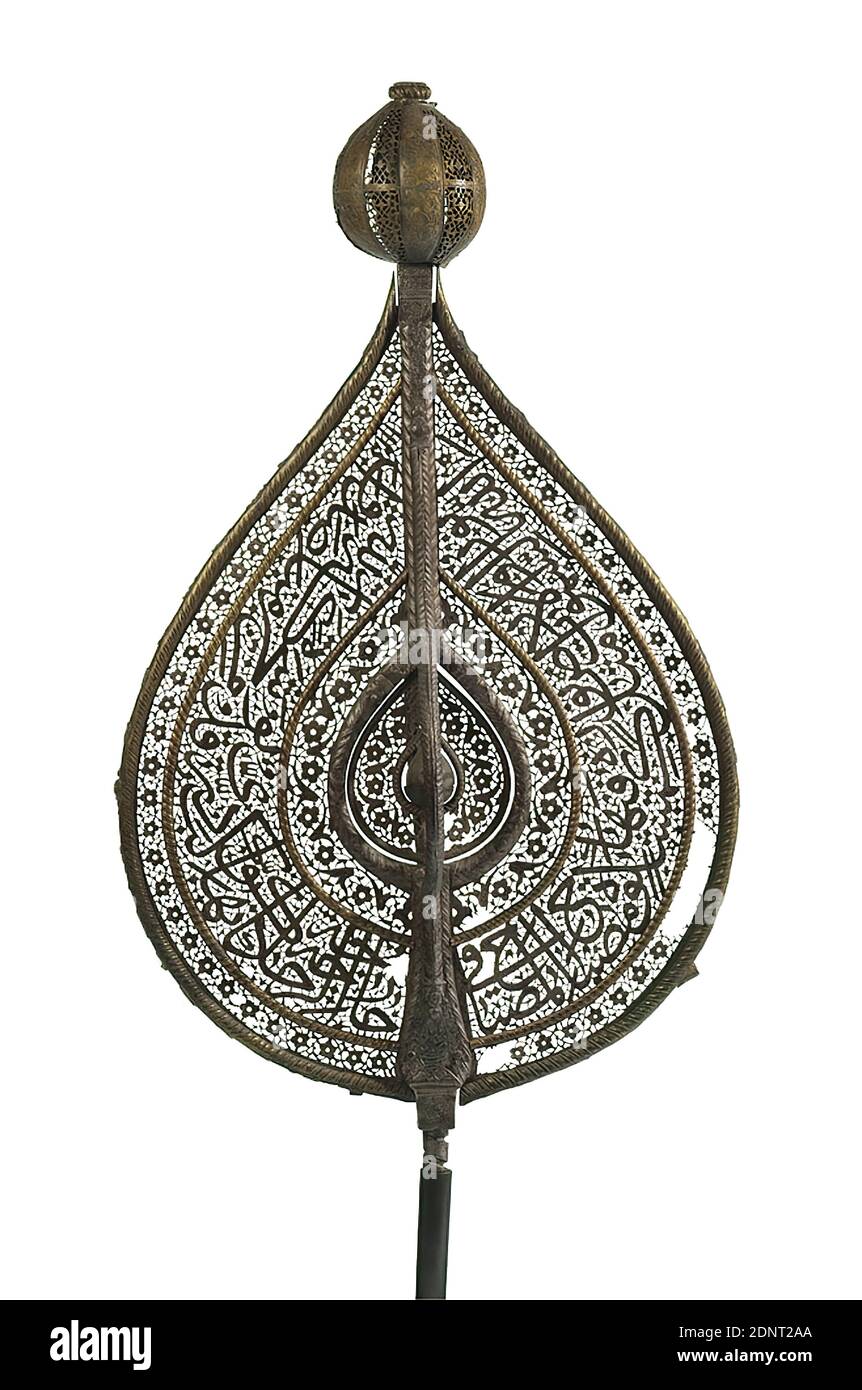 Hasan, incoronazione standard con Koransure per processioni religiose, proprietà dello Stiftung Hamburger Kunstsammlungen, acciaio, rame, ottone, totale (senza personale): Altezza: 86 cm; larghezza: 49 cm, firmato e datato: Opera del maestro Hasan, figlio di Musa, Islam, rituali e cerimonie, sceneggiatura araba, ornamenti floreali, luce, Safavidi, Dio è la luce del cielo e della terra. La sua luce è come una nicchia con una lampada. La lampada è in un bicchiere [così luminoso] come se fosse una stella scintillante. Brucia da un albero benedetto. Fiducia in Dio. (Iscrizione coranica, Sura 24 Foto Stock