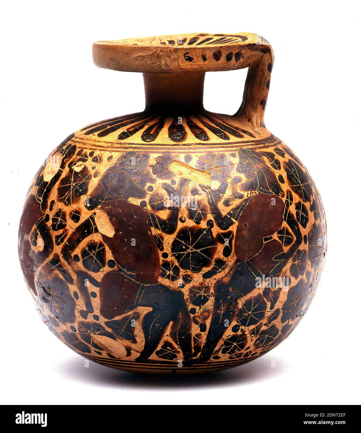 Ballaryballos (ballerini di ventre), ex Ernest Brummer Collection, argilla, a disco, verniciata (ceramica), cotta (ceramica), totale: Altezza: 10.6 cm; diametro: 9.8 cm; diametro museruola: 5.1 cm, ceramica, ballerini, danza (durante le feste), ornamenti, arcaico precoce, arcaico medio, antichità greca, la spalla del vaso d'unguento sferico e la piastra di bocca sono dipinte con una banda a lingua, l'esterno del manico è decorato con una fila orizzontale di bastoni. La base, invece, è decorata con una stella a sette punte. Foto Stock