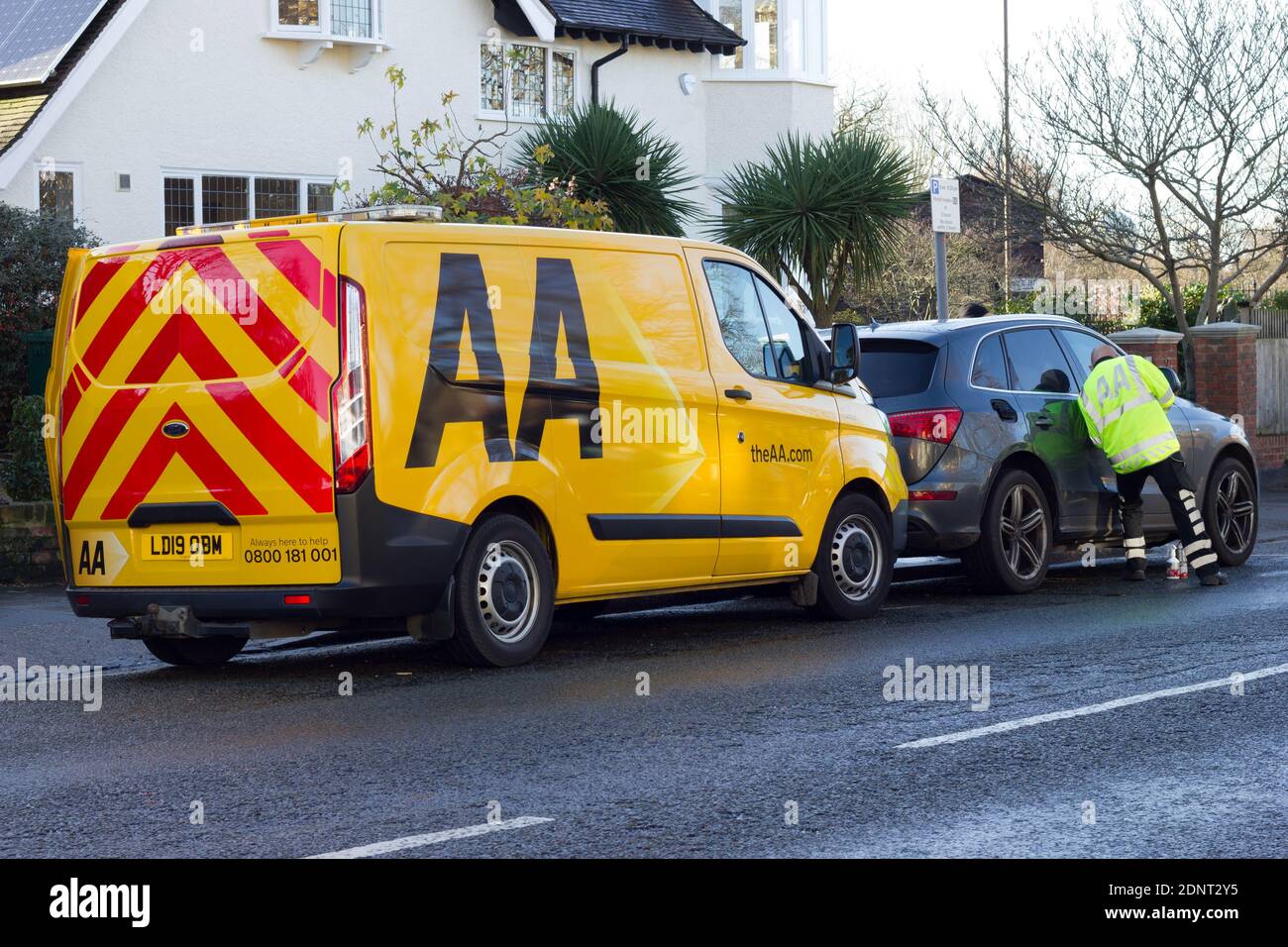 Un ingegnere di recupero AA ha assistito ad un'auto di guasto sul lato della strada in una giornata fredda, Londra, Greenwich Foto Stock