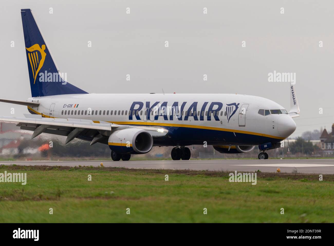 Aeroporto Southend di Londra, Essex, Regno Unito. 18 Dicembre 2020. Dopo aver cessato i voli dall'aeroporto di Southend a metà strada attraverso il secondo blocco COVID 19 Ryanair ha rilanciato oggi i servizi dall'aeroporto di Essex, nonostante l'area sia stata di livello 3 molto alto livello di allerta. La prima partenza è stata il volo delle 06:45 per Alicante in Spagna, con il volo di ritorno FR2185 (nella foto, tassare dopo l'atterraggio) che ha atterrato di nuovo alle 12:15 Foto Stock