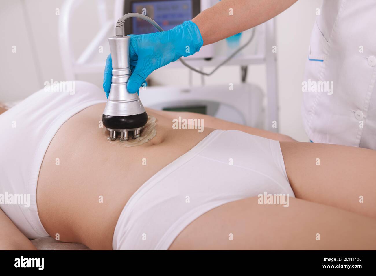 Un colpo corto di una donna chubby che riceve il trattamento della pelle vicino cosmetologo professionista Foto Stock