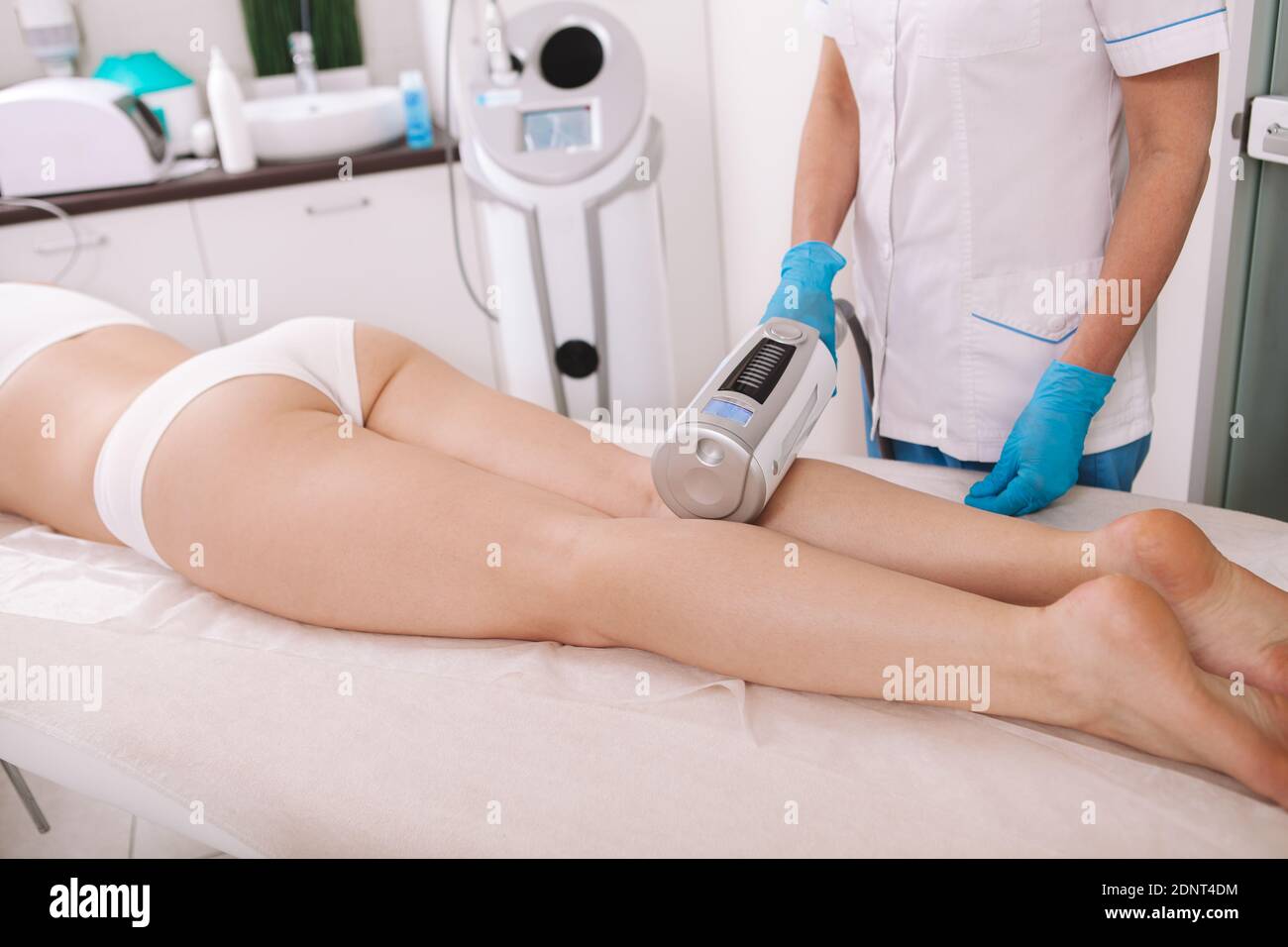 Ripresa tagliata di una beautician che fa il massaggio delle endosfere su di lei cliente femminile Foto Stock