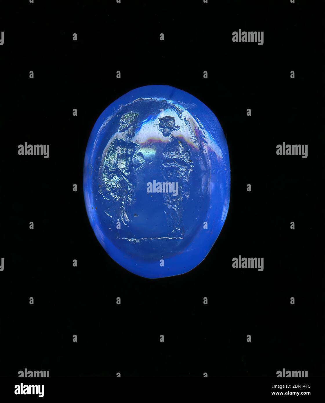 Gemma (Esculapio e Salus), vetro, taglio, vetro, totale: Altezza: 1.48 cm; larghezza: 1.18 cm; profondità: 0.65 cm, gioielli a mano, bigiotteria, glittico, Storia di Esculapio (Asclepio), periodo medio-imperiale, non solo pietre semi-preziose sono state utilizzate per la fabbricazione di gemme, ma anche di vetro. Sulla gemma convessa su entrambi i lati è raffigurato il dio della guarigione di Aesculapio a sinistra e sua figlia Salus a destra. Aesculap gira la testa verso il suo interlocutore. Immagini comparabili lo mostrano anche sostenuto da uno staff. Dietro di lui si vede un serpente. Foto Stock