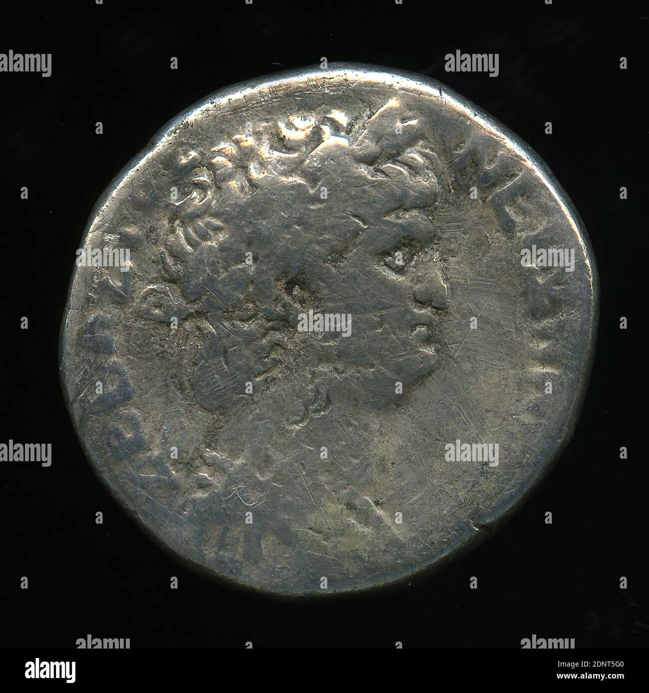 Tetradrachm di Nero, donazione di Ingeborg Servatius (Amburgo), Argento, coniato, Argento, totale: Diametro: 2,5 cm; profondità: 0,2 cm, Obverso: ΣΕΒΑΣΤΟΣ ΝΕΡΩΝ Κ [ΑΙΣΑΡ], monete, conio, Aquila (attributi di Giove), fascio di luce, Thunderbolt, Ritratto della testa, incoronato con alloro, Nero, Dinastia Iulish-Claudiana, periodo imperiale precoce, antichità romana, questa moneta dell'imperatore Nerone (reg. Dal 54 al 68 d.C.) fu colpito nell'anno 64 d.C. nella zecca di Antiochia. L'Obversetto mostra il ritratto dell'imperatore con una corona di alloro a destra. Foto Stock