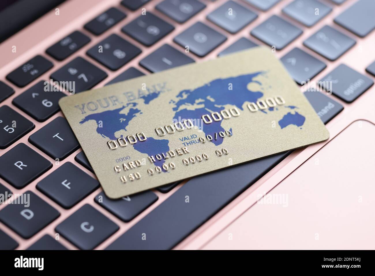 Carta di credito situata sulla tastiera del laptop closeup Foto Stock