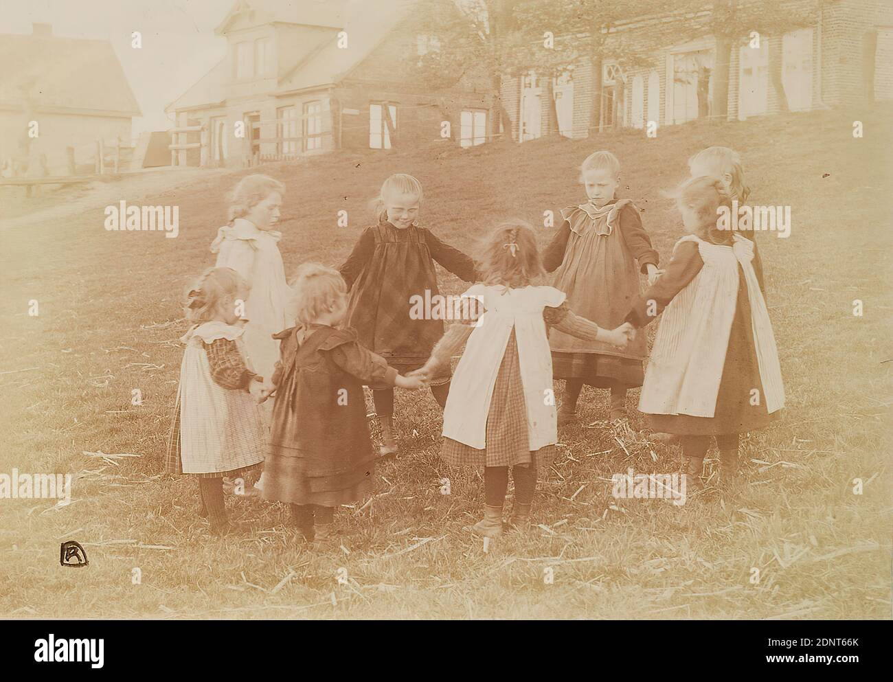 Rudolph Dührkoop, Tavola rotonda per ragazze, carta albumina, processo positivo bianco e nero, dimensione immagine: Altezza: 11.60 cm; larghezza: 16.40 cm, monogramma: Recto e sinistra. Manoscritto in nero-marrone: RD, inscritto e datato: Recto sul cartone: Scritto a mano in inchiostro nero, in basso a sinistra: R. Dührkoop, Amburgo 1903; scritto a mano in inchiostro nero, in basso a destra: ritratto, ritratto di gruppo, ragazze, giochi per bambini Foto Stock