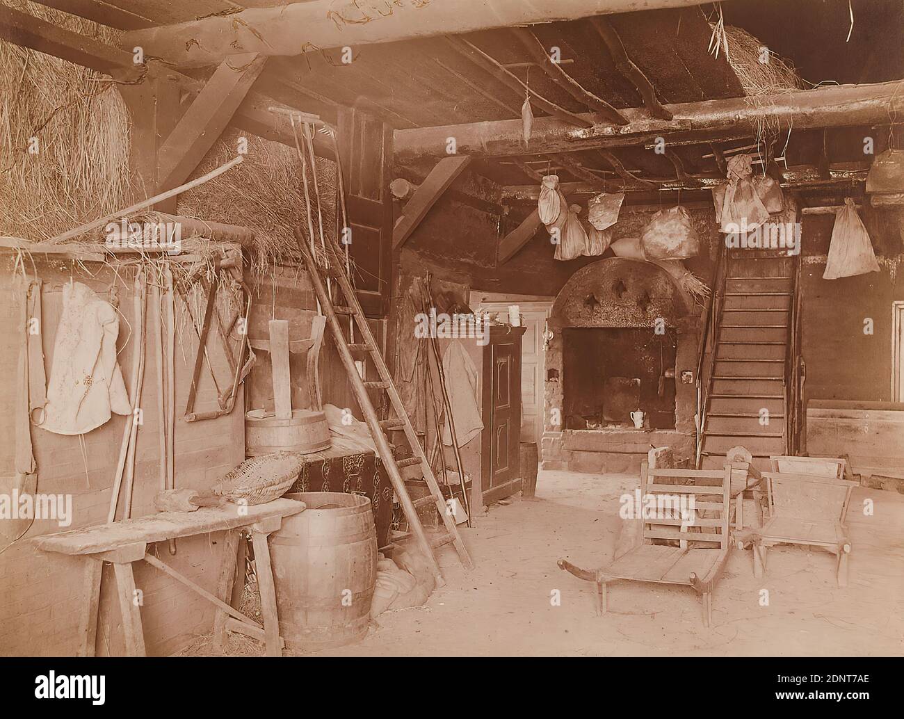 Anton Joachim Christian Bruhn, Das Innere eines alten Bauernhauses in Groß-Hansdorf, carta albumina, processo positivo bianco e nero, dimensioni immagine: Altezza: 16.50 cm; larghezza: 22.70 cm, iscrizione: verso sul cartone: In piombo: Das Innere eines alten Bauernhauses in Hansdorf, E. Stoltenberg, etichetta: verso sul cartone: Das Innere eines alten Bauerhauses a Groß-Hansdorf, Foto di Bruhn, timbro di inventario dello Staatlichen Landesbildstelle Amburgo; fotografia artistica, fotografia di reportistica, interni, materiale di vita quotidiana Foto Stock