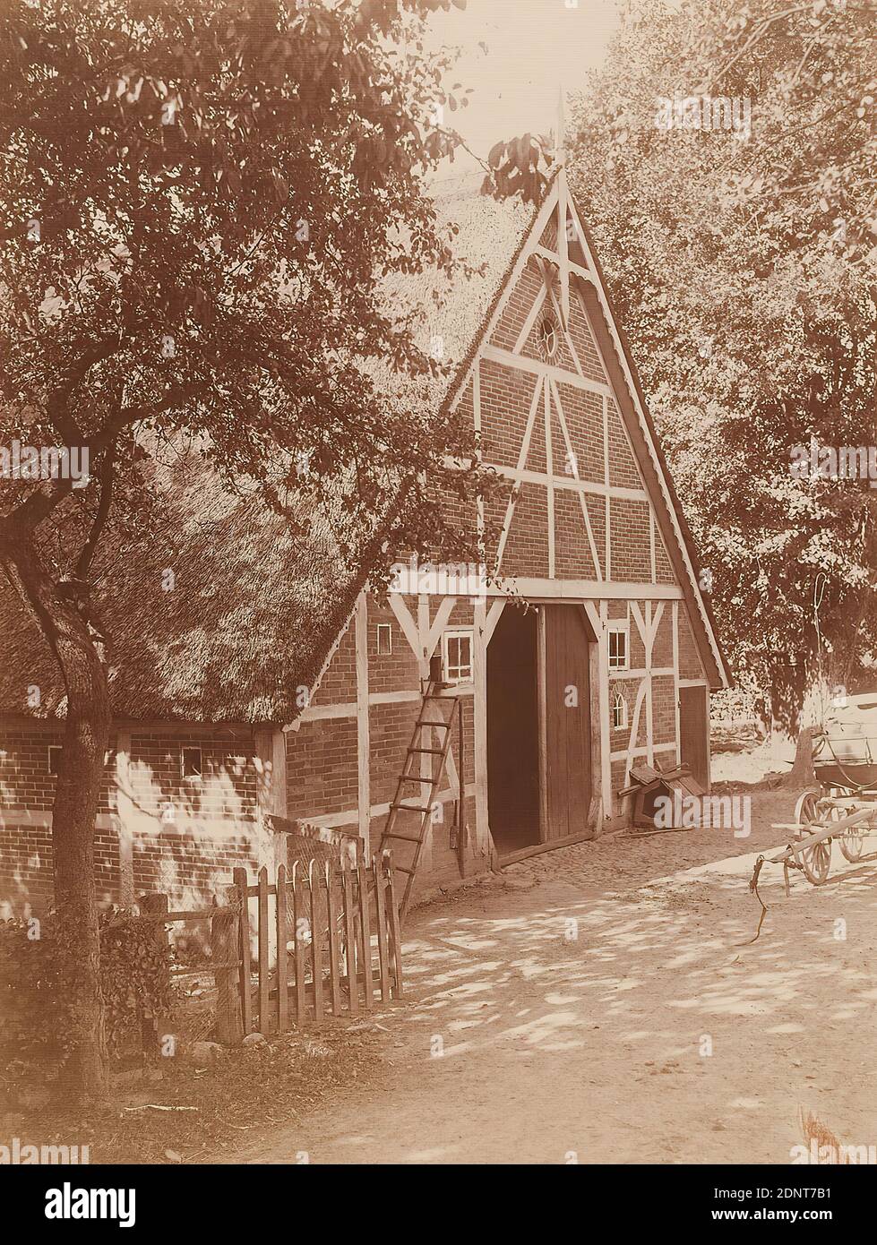 Anton Joachim Christian Bruhn, Kiekut - Groß-Hansdorf, carta albumina, processo positivo in bianco e nero, dimensione immagine: Altezza: 21.90 cm; larghezza: 16.60 cm, inscritto: verso sul cartone: In piombo: Titolo, E. Stoltenberg, etichetta: verso sul cartone: Kiekut, Groß Hansdorf, foto di Bruhn, fotografia artistica, fotografia architettonica, recinzione, muro, palisade, fattoria, casa appartata, tetto di paglia, edificio storico, località, strada Foto Stock