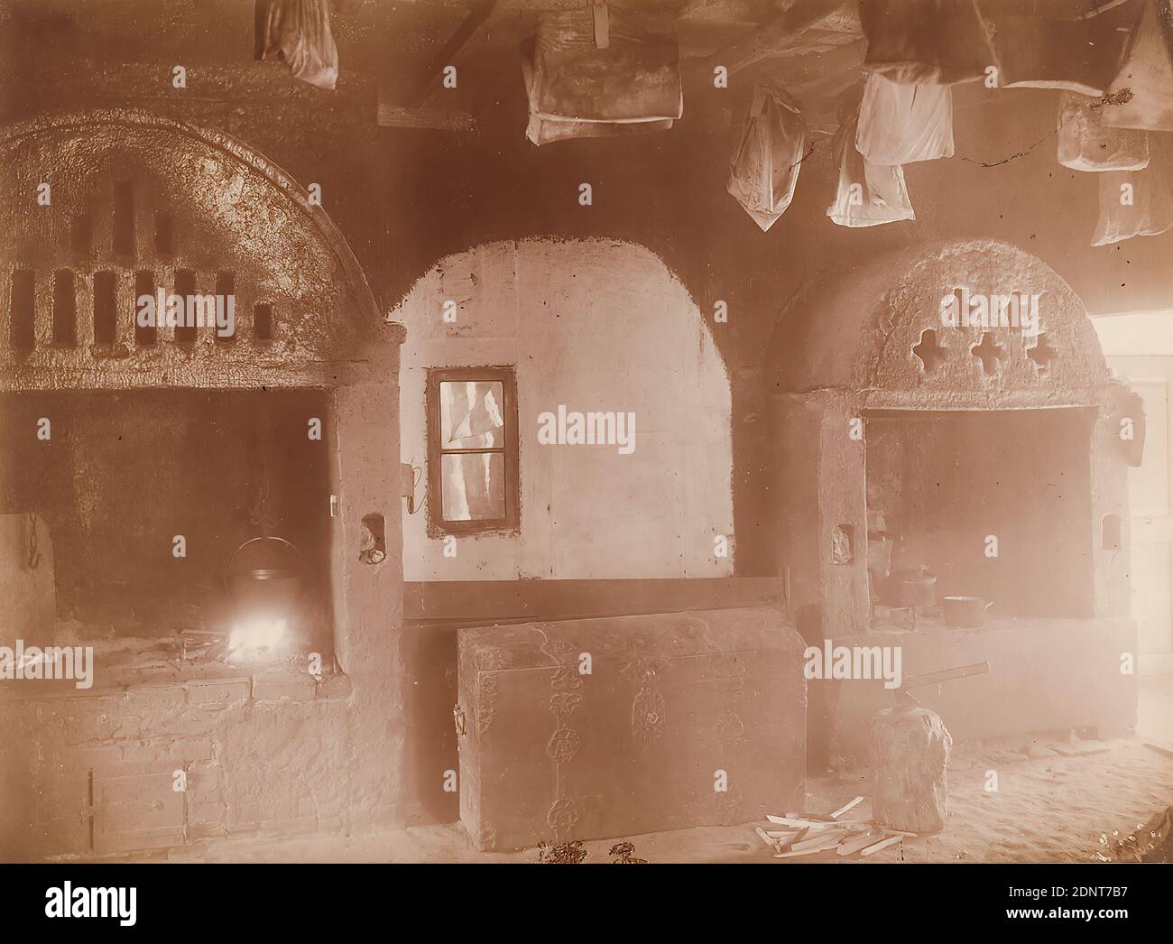 Anton Joachim Christian Bruhn, Räucherkate in Groß-Hansdorf von Sammann, carta albumina, processo positivo in bianco e nero, dimensione immagine: Altezza: 16.60 cm; larghezza: 22.50 cm, inscritto: verso sul cartone: In piombo: Titel, E. Stoltenberg, etichetta: Sul verso sul cartone: Räucherkate in Groß-Hansdorf di Sammann, foto di Bruhn, timbro: sul verso sul cartone: fotografia artistica, fotographia reportistica, interiore, hist. Edificio, località, strada Foto Stock