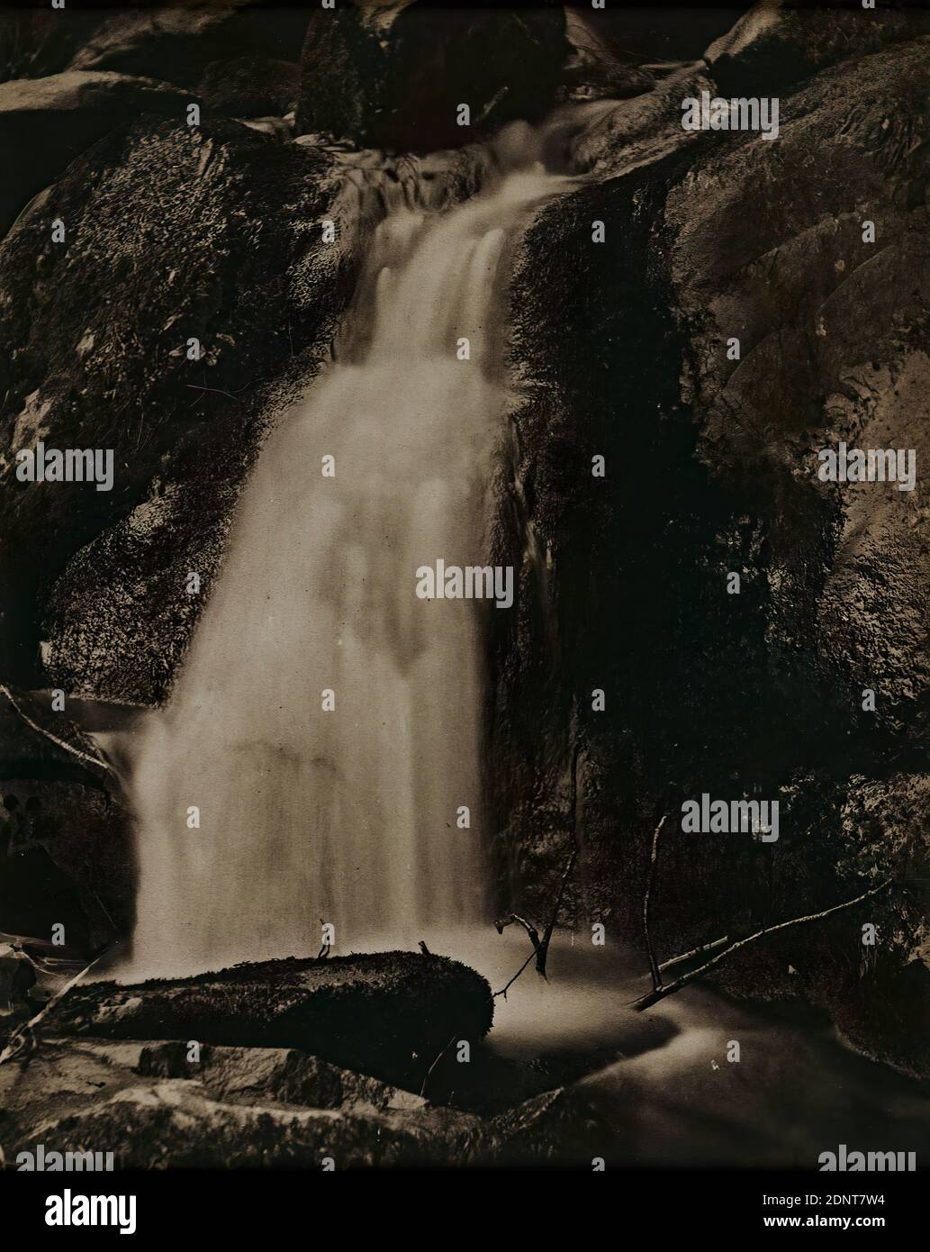 Frederick Hollyer, Wasserfall, carta, stampa platino, dimensioni immagine : altezza: 16.10 cm; larghezza: 12.90 cm, inscritto: Recto u. r. sul passepartout: In piombo: In inchiostro nero: Fred. Hollyer London, parte centrale in inchiostro nero: Presa con piastra bagnata, sinistra e destra in inchiostro nero: Riquadro 4 [cambiato in blu: 31]. Cascata, Fotografia artistica, Fotografia paesaggistica, Paesaggi (zona temperata), cascata, Pictorialismo, provato e testato nel processo mezzotint, Frederick Hollyer ha trovato la fotografia intorno al 1860 e ha iniziato a produrre stampe di carbonio e albumina. Foto Stock