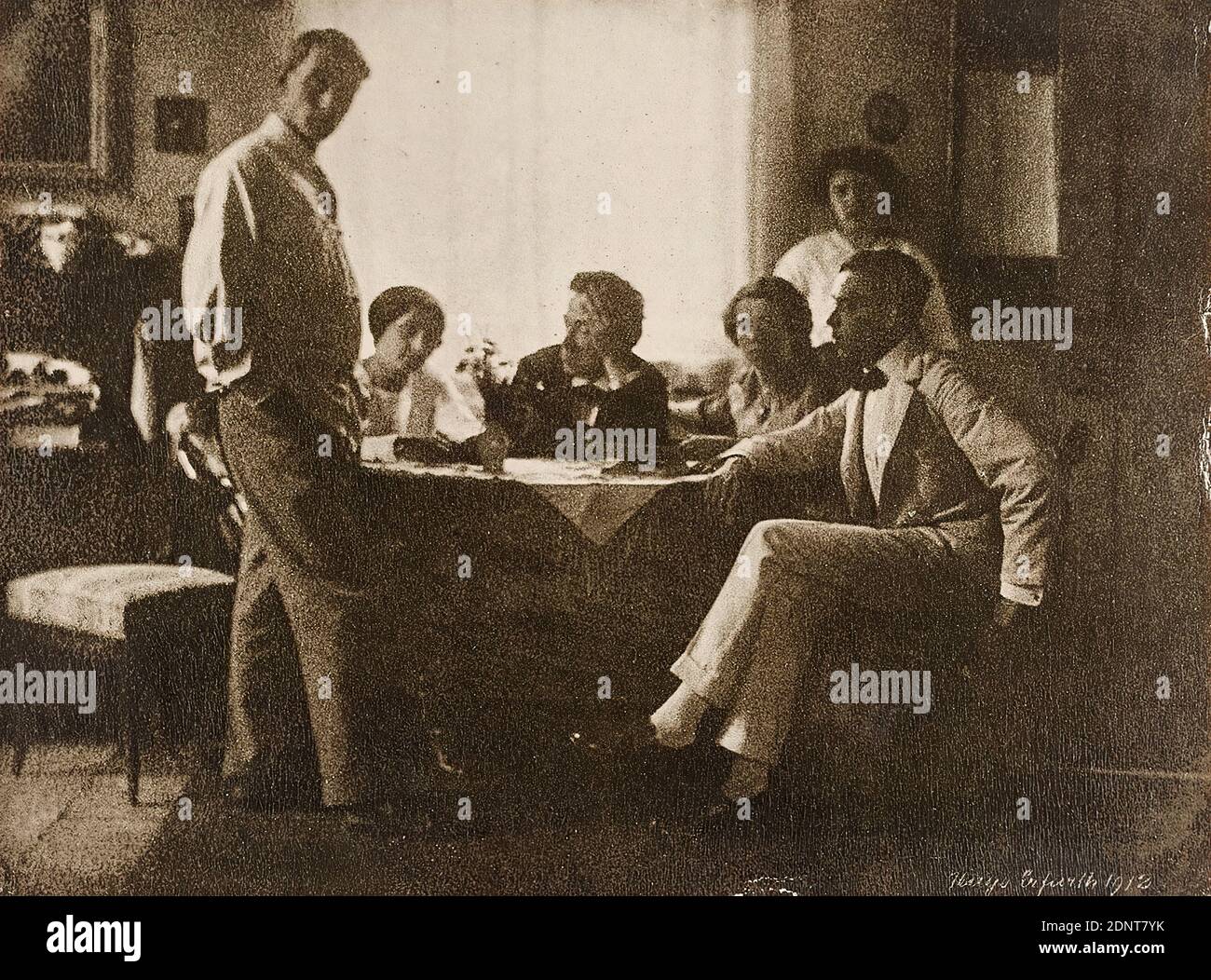 Hugo Erfurth, foto di gruppo di amici in studio, carta, stampa a olio, dimensioni immagine: Altezza: 16 cm; larghezza: 21,4 cm, firmata e datata, incisa sulla stampa: Hugo Erfurth 1912, timbro: verso al centro: In piombo: G, ritratti, ritratti di gruppo, interni, artisti, amici, ritratti, autoritratti di un artista, all'inizio del XX secolo Hugo Erfurth fu uno dei più famosi fotografi professionisti della Germania, insieme a Rudolph Dührkoop e Nicola Perscheid. Foto Stock