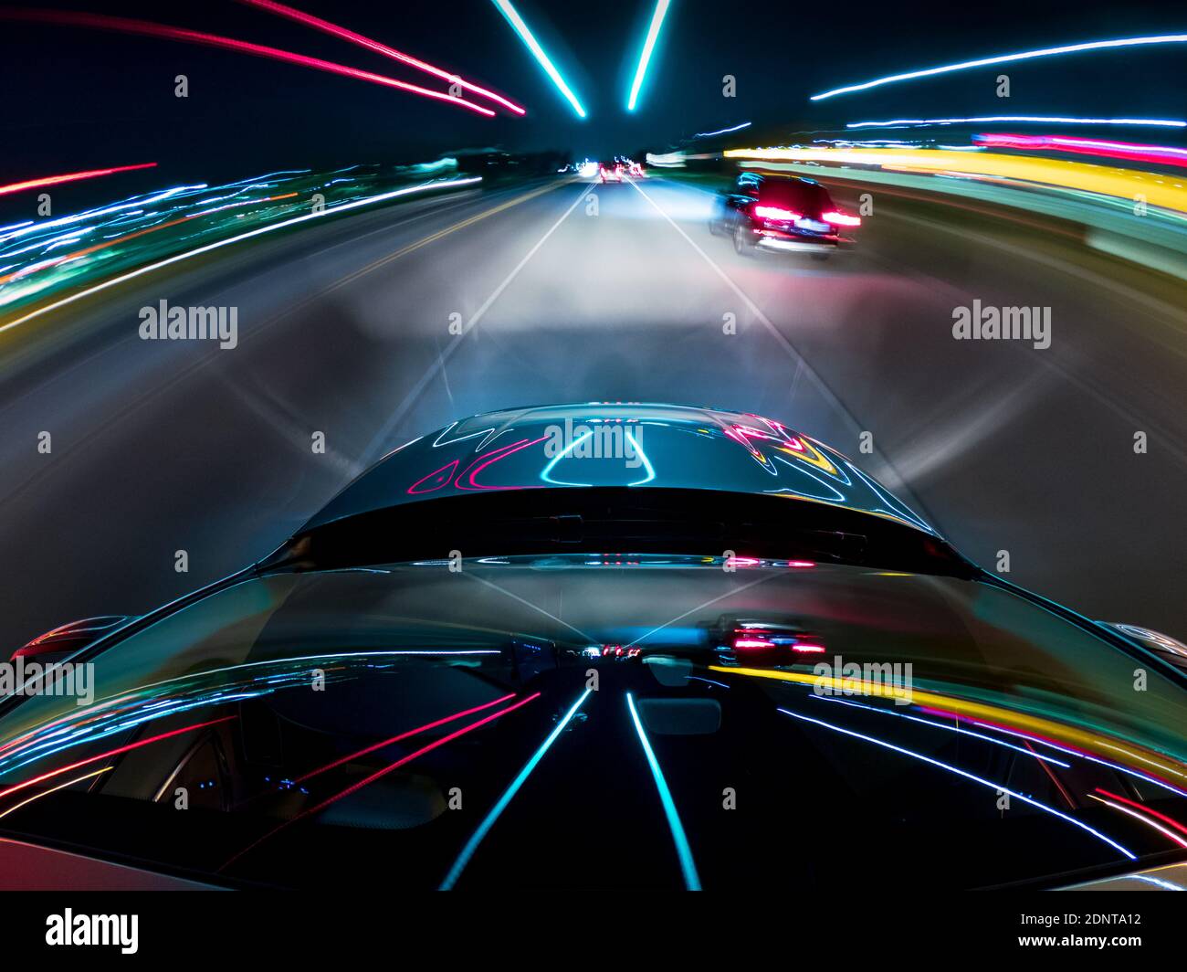 Auto che guida lungo un'autostrada di notte, Stati Uniti Foto Stock