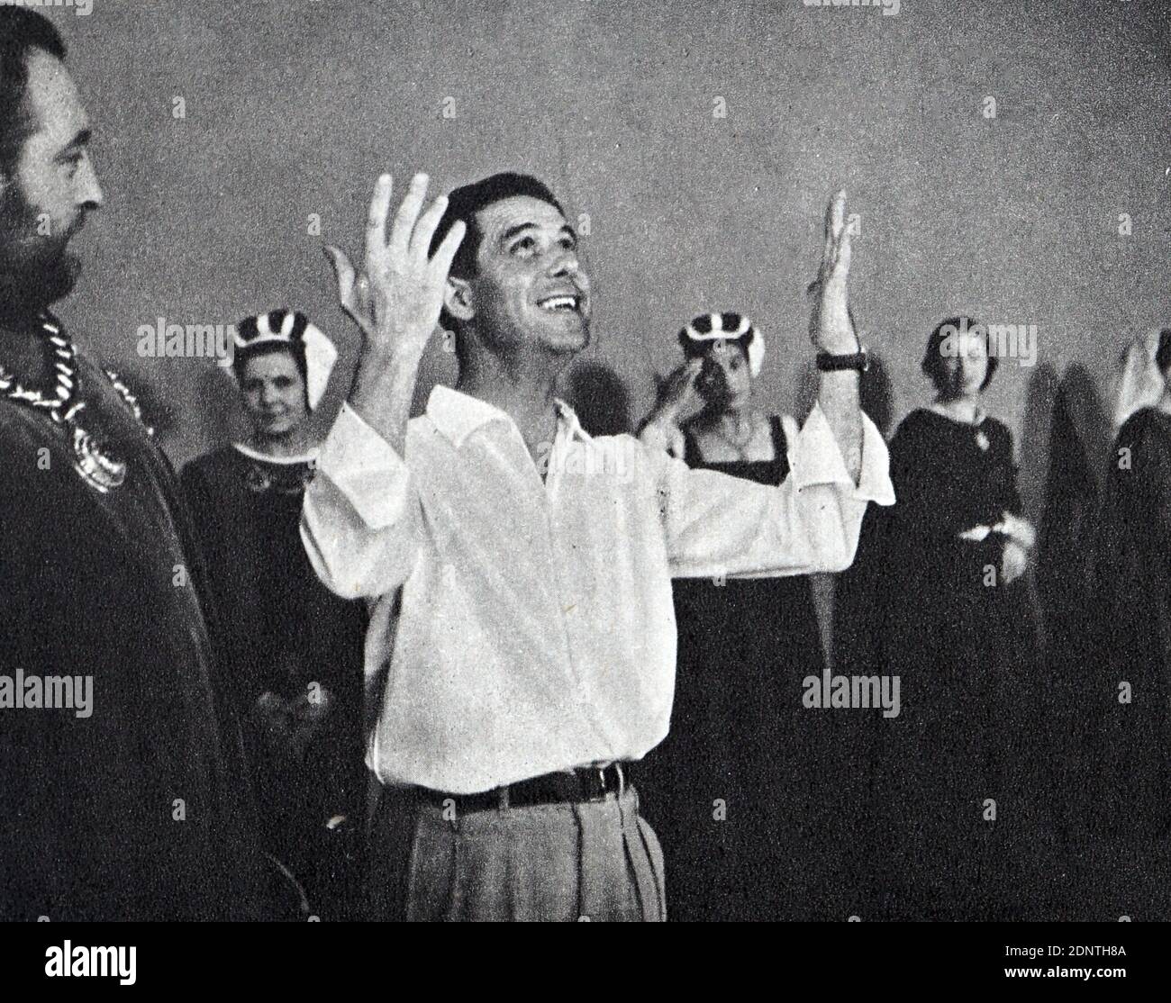 Fotografia del regista Renato Castellani (1913-1985) che dimostra come vuole che Sebastian Cabot (1918-1977) agisca nella scena. Foto Stock