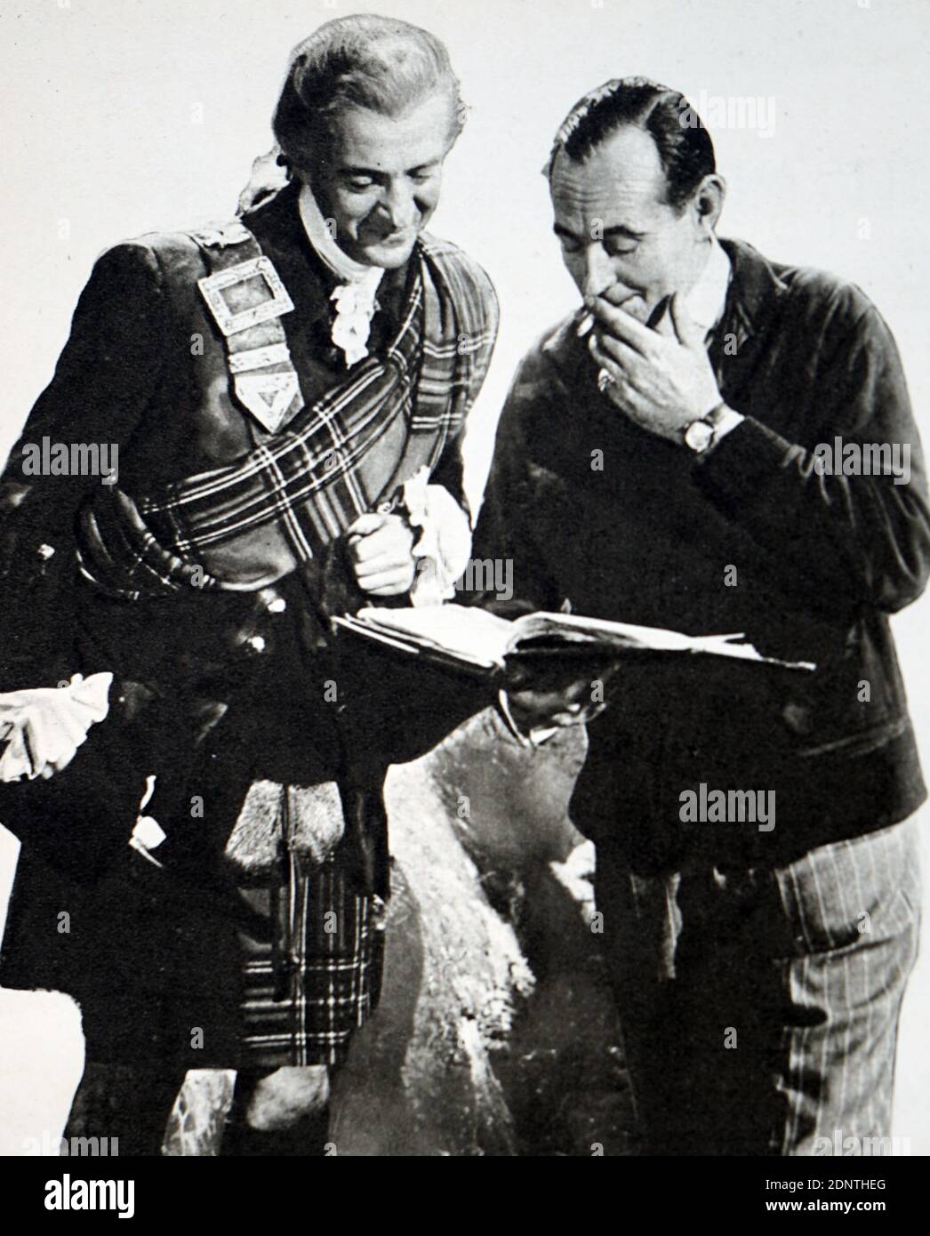 Foto di David Niven e Anthony Kimmins sul set Di "Bonnie Prince Charlie" Foto Stock