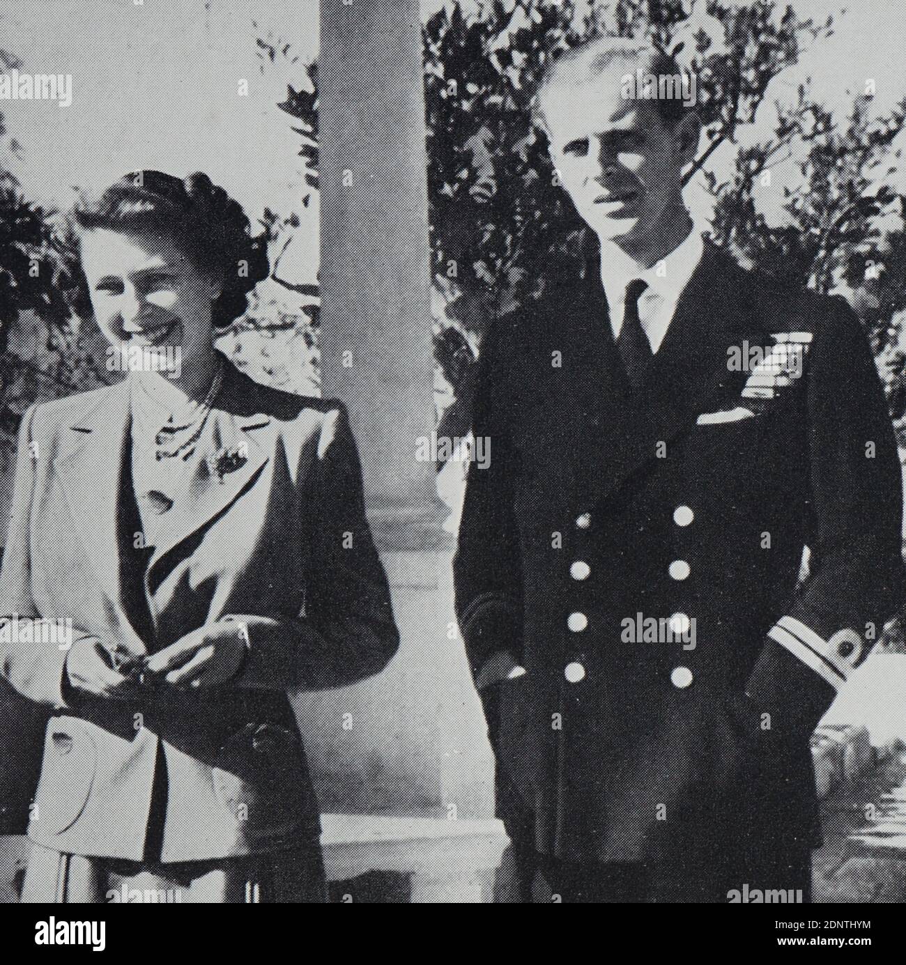 Fotografia della Regina Elisabetta II e del Duca di Edimburgo nei terreni della villa del conte Mountbatten a Malta. Foto Stock